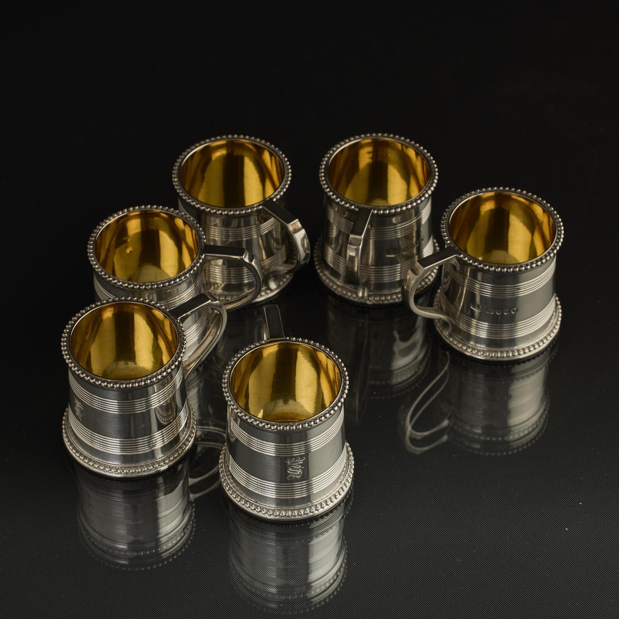 Vittoriano Set di sei tazze da liquore in argento in stile Giorgio III in vendita