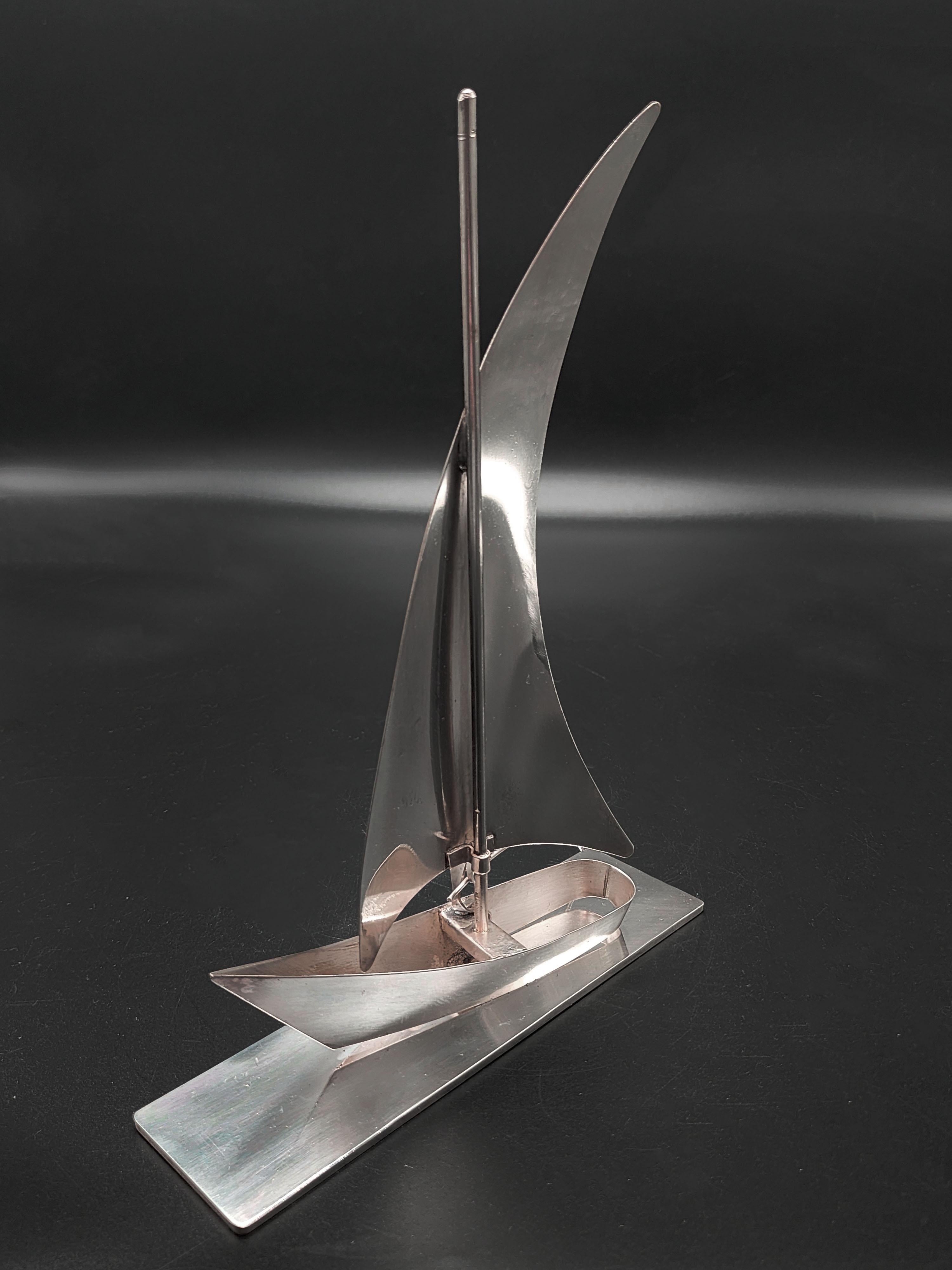 Metallo Barca a vela in argento Art Deco con pescatore di Hagenauer in vendita