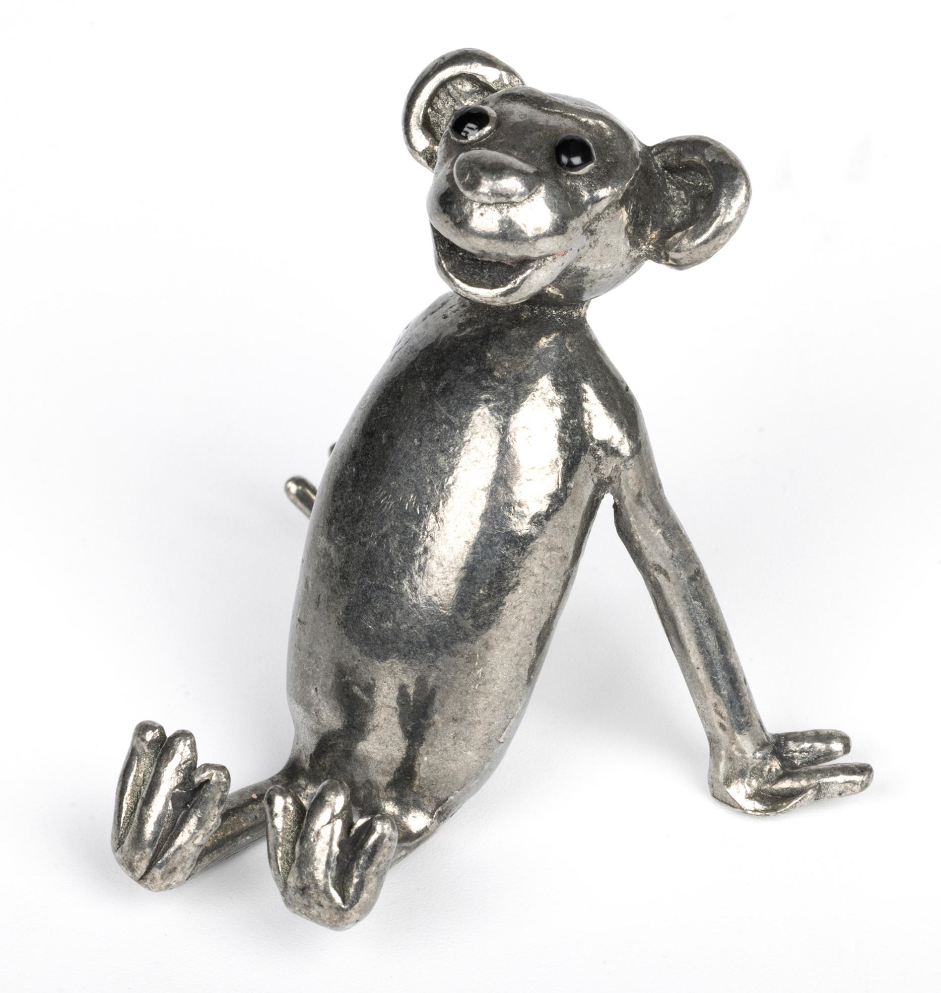 Deliciosa figura Art Decó de calidad chapada en plata de un mono sentado que se cree que data de los años 1930/40. Esta inusual figura novedosa está bien modelada y representada sentada apoyándose en sus brazos extendidos y con las patas delanteras