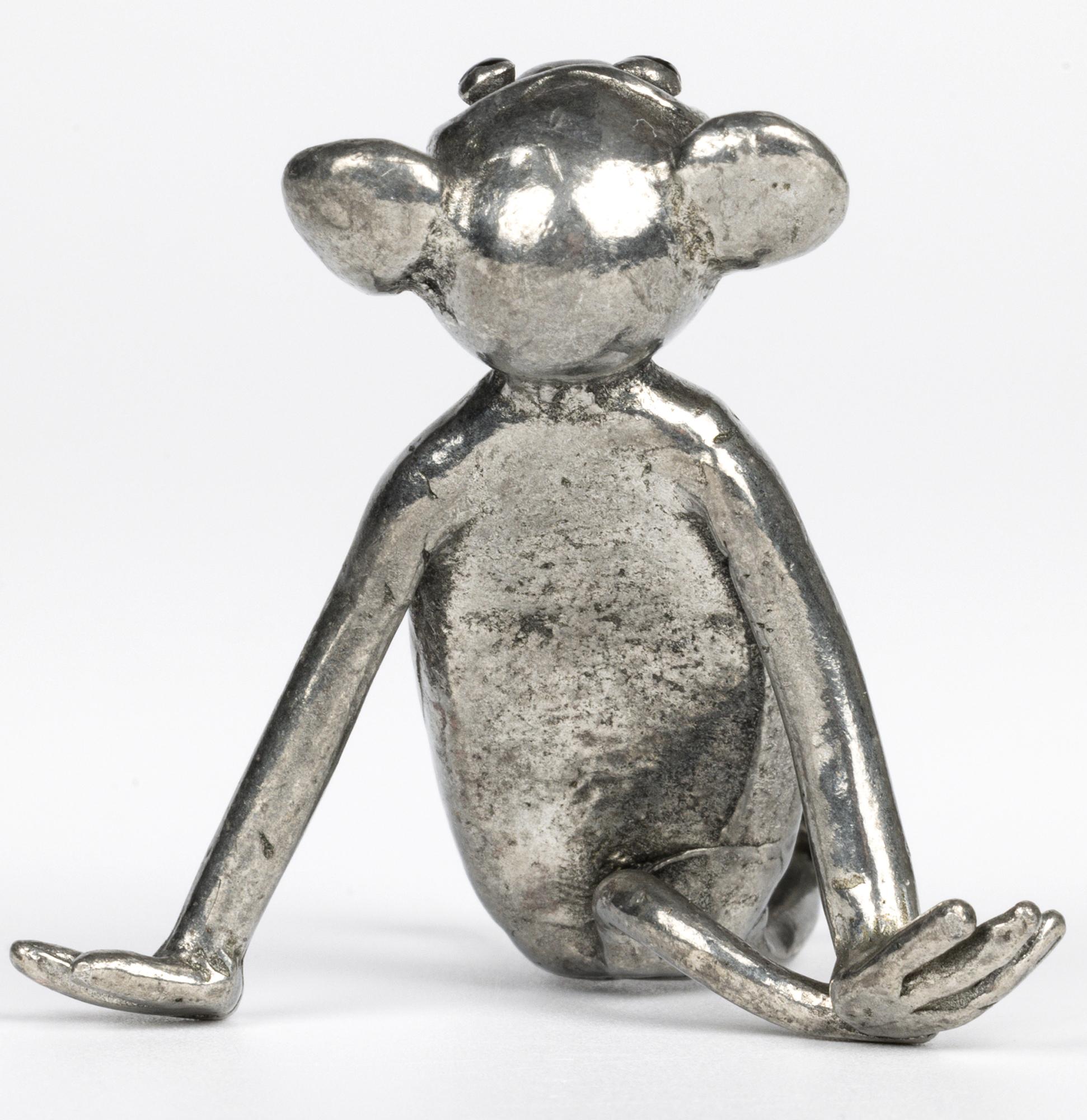 Figura de mono sentado Art Déco bañada en plata Británico en venta