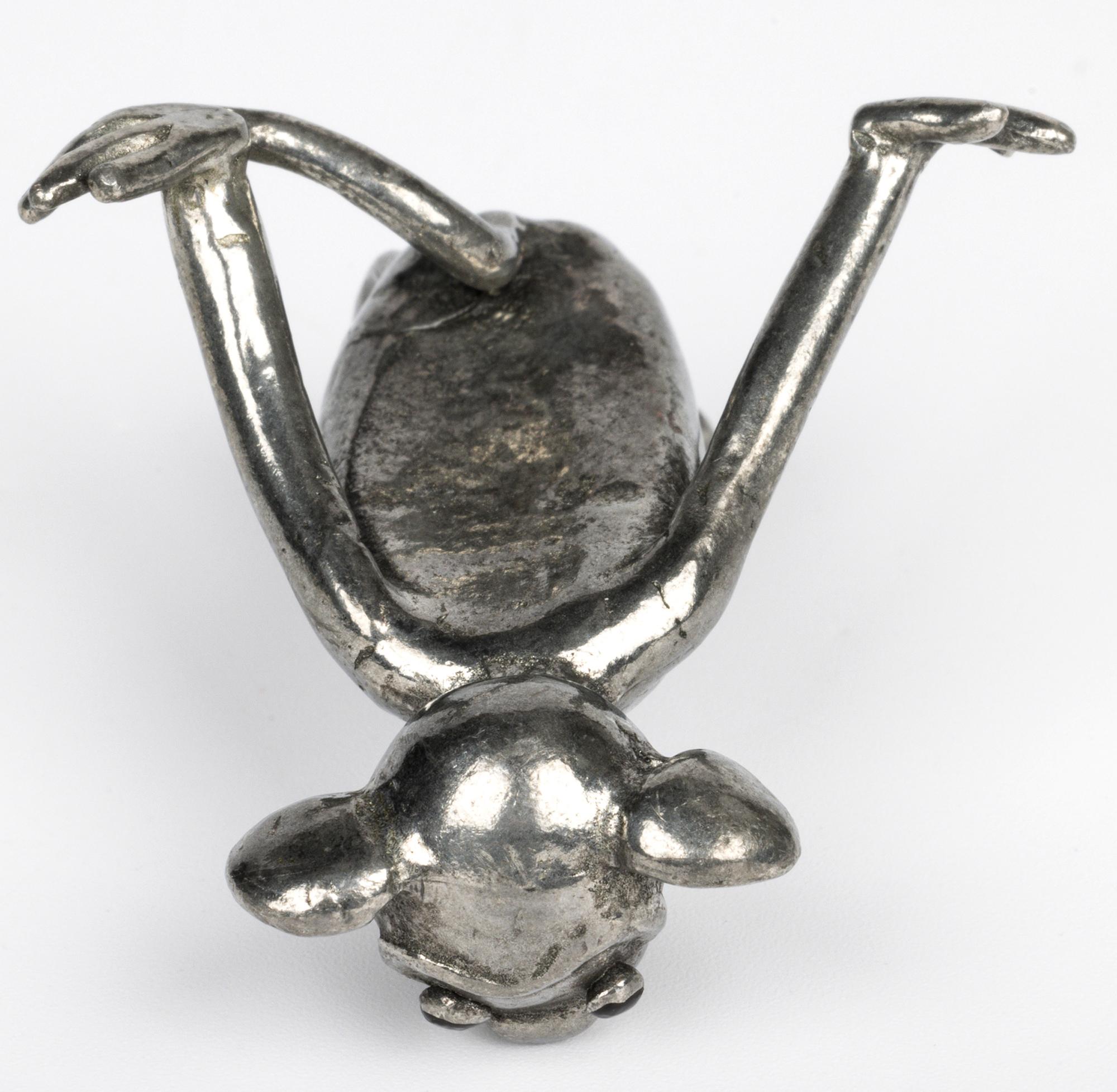 Figura de mono sentado Art Déco bañada en plata en Bueno estado para la venta en Bishop's Stortford, Hertfordshire
