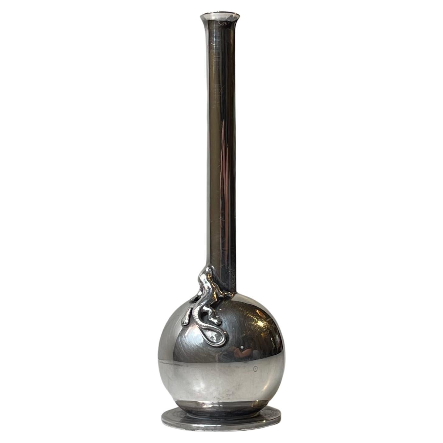 Vaso a fiore singolo placcato in argento Art Deco con. Lucertola di Hugo Grün