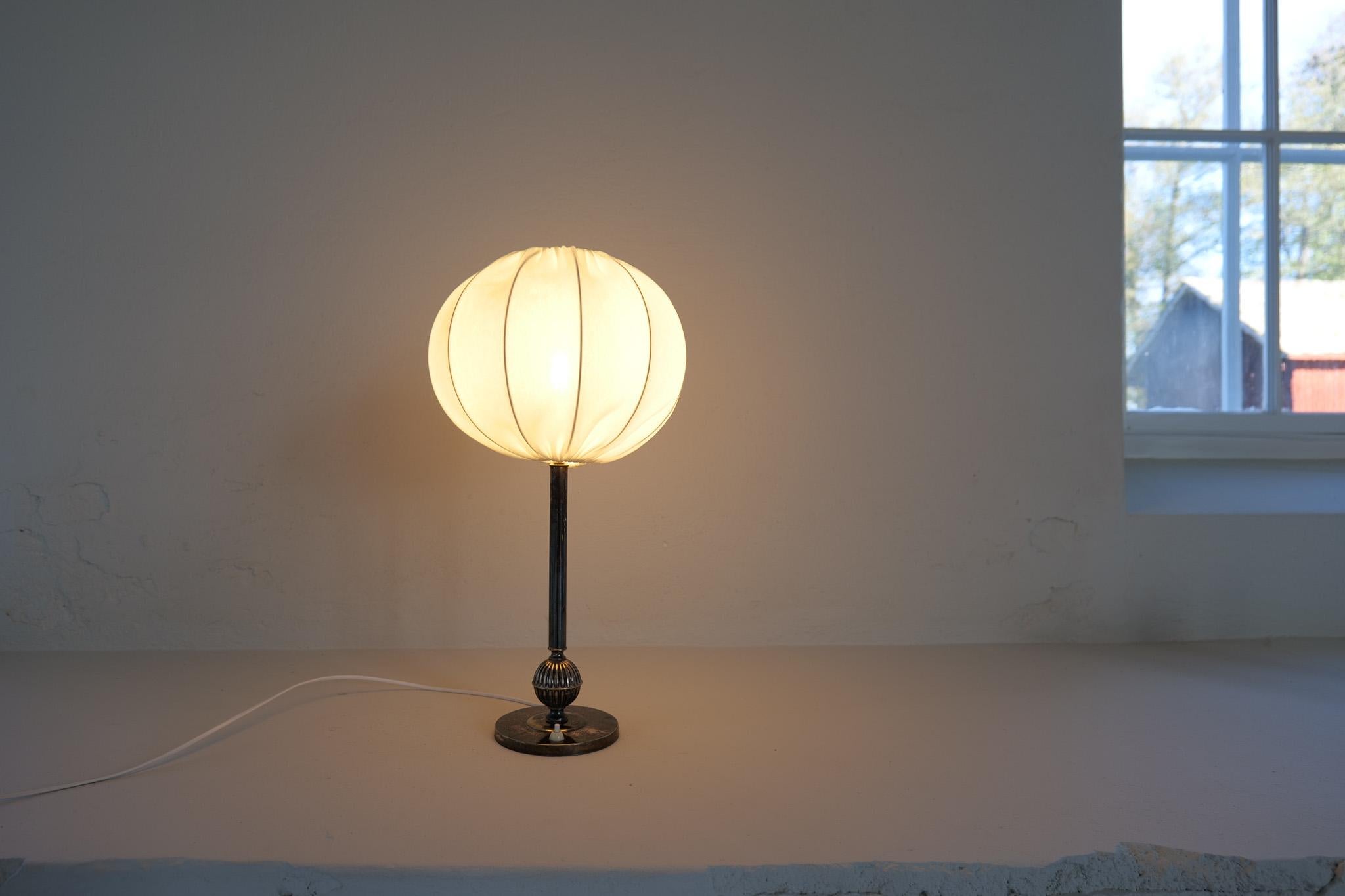 Lampada da tavolo Art Deco placcata in argento 1930 Svezia. in vendita 4