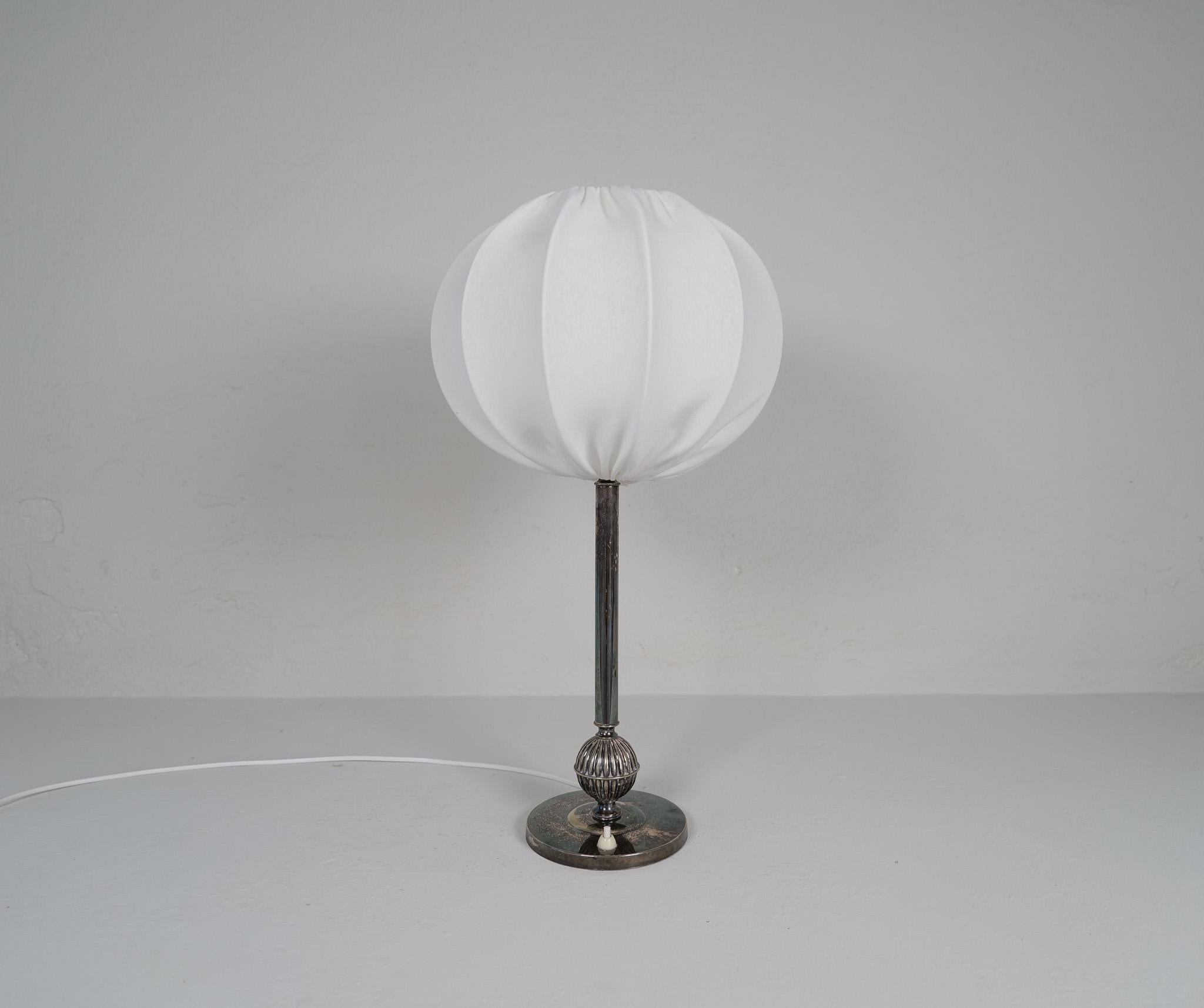 Art Déco Lampada da tavolo Art Deco placcata in argento 1930 Svezia. in vendita