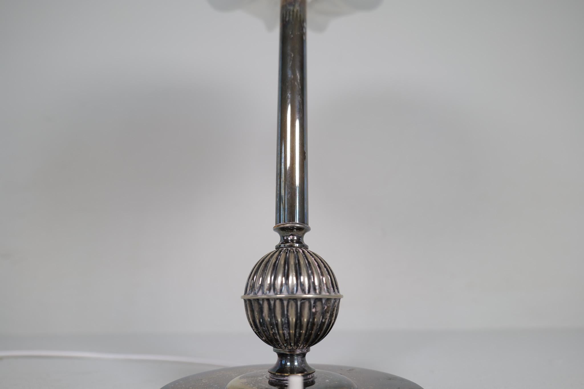 Placcato argento Lampada da tavolo Art Deco placcata in argento 1930 Svezia. in vendita