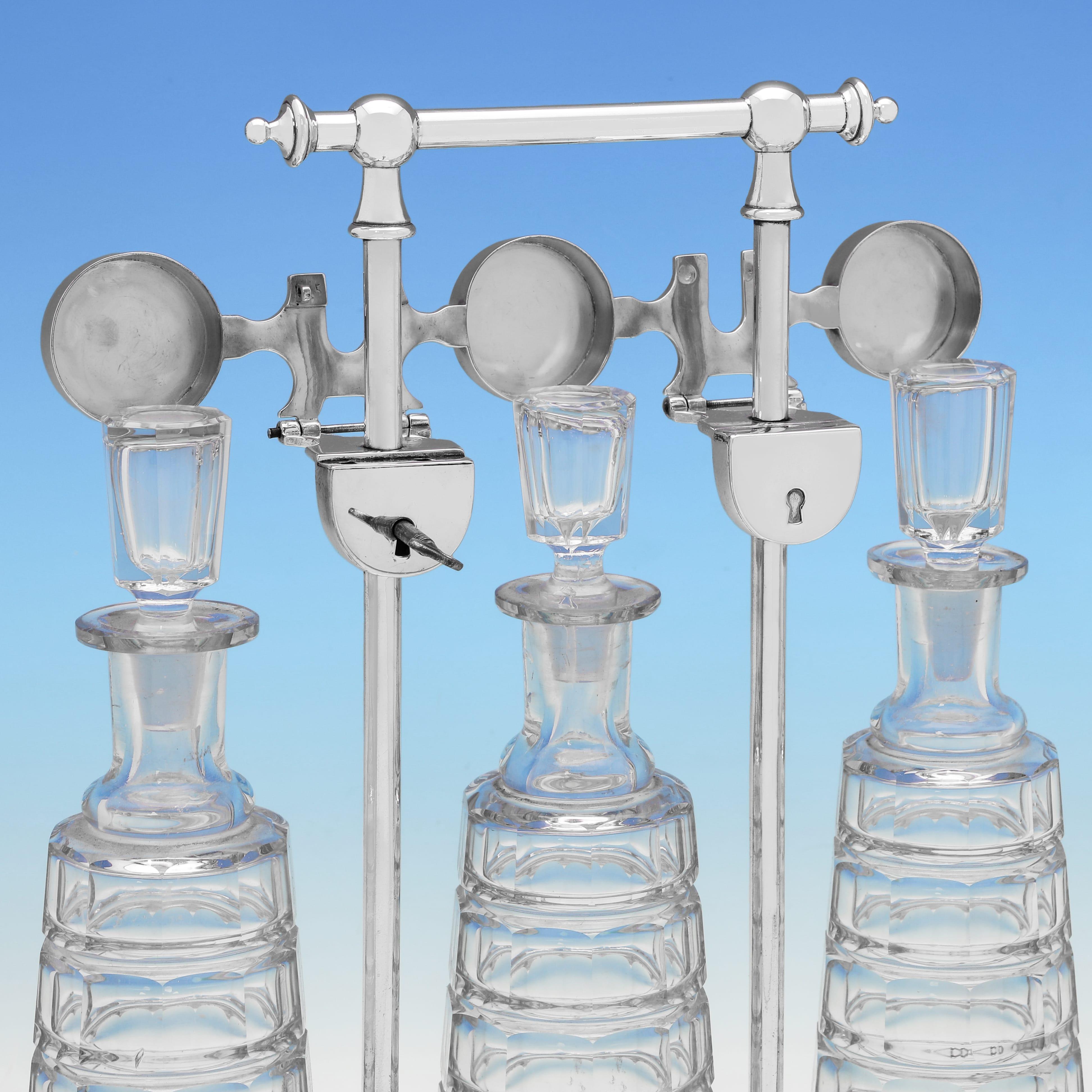 Realizzato intorno al 1930, questo elegante Tantalus in silver plate è in stile art deco, con 3 bottiglie di vetro. Il tantalio misura 15,25
