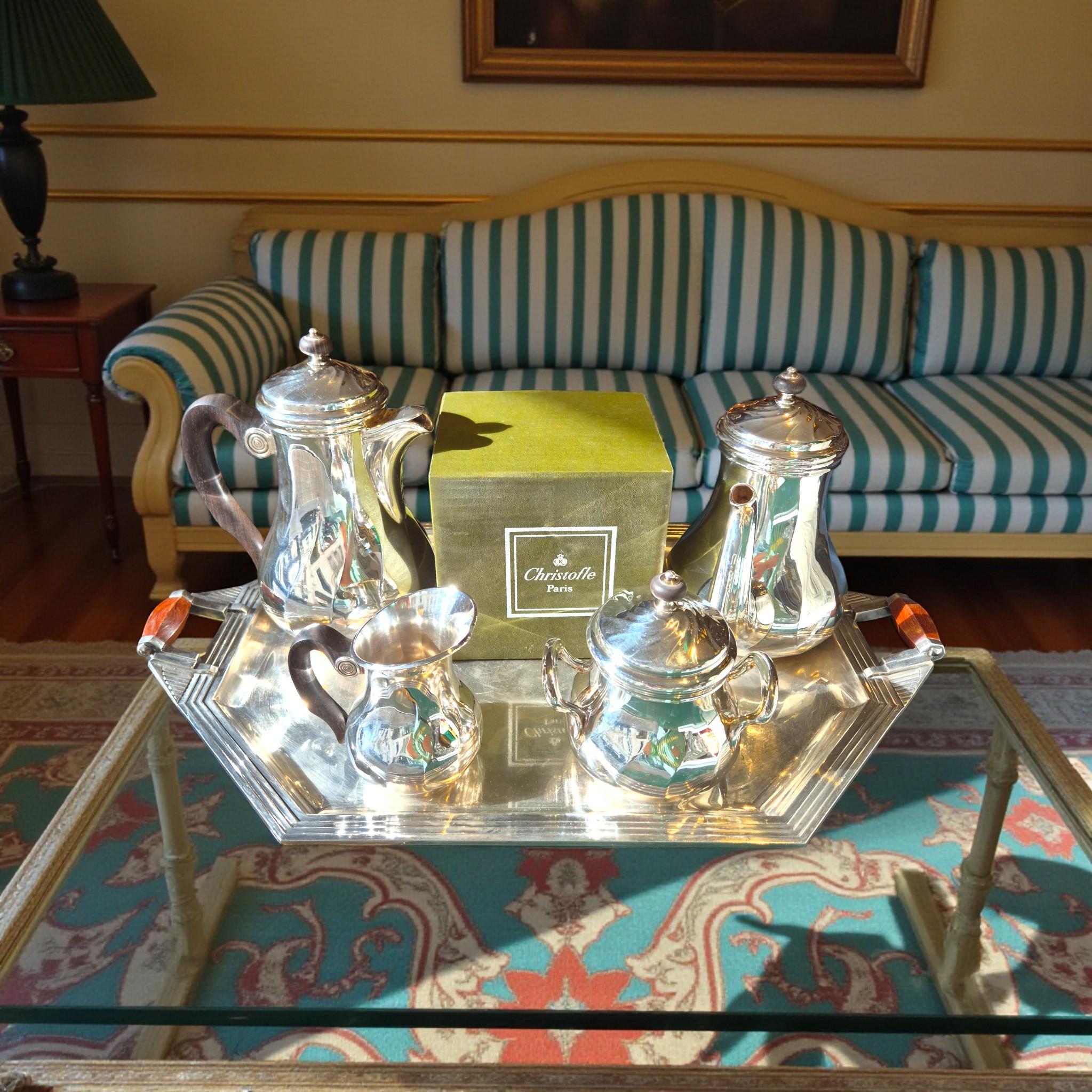 Elegante servizio da tè e caffè in argento Art Déco di Christofle, Parigi - uno splendido esempio dell'artigianato senza tempo e del raffinato design geometrico della Maison. Questo bellissimo servizio incarna la raffinatezza e la modernità tipiche