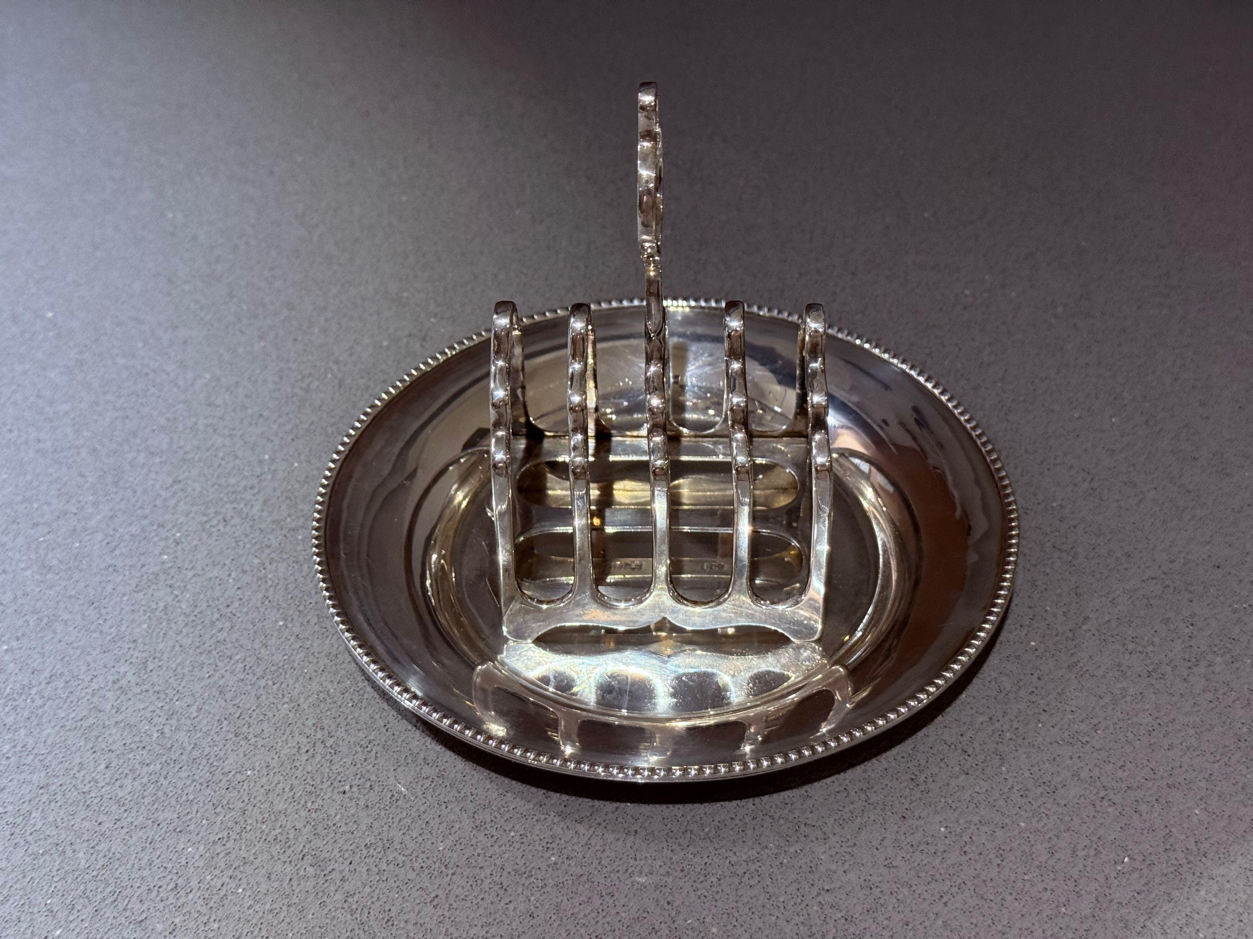 Silver-Plated Toast Rack with Matching Tray, Vintage English Breakfast Set
This elegant silver-plated toast rack with matching tray is a classic piece of vintage English tableware, designed to bring refinement and charm to the breakfast table. The
