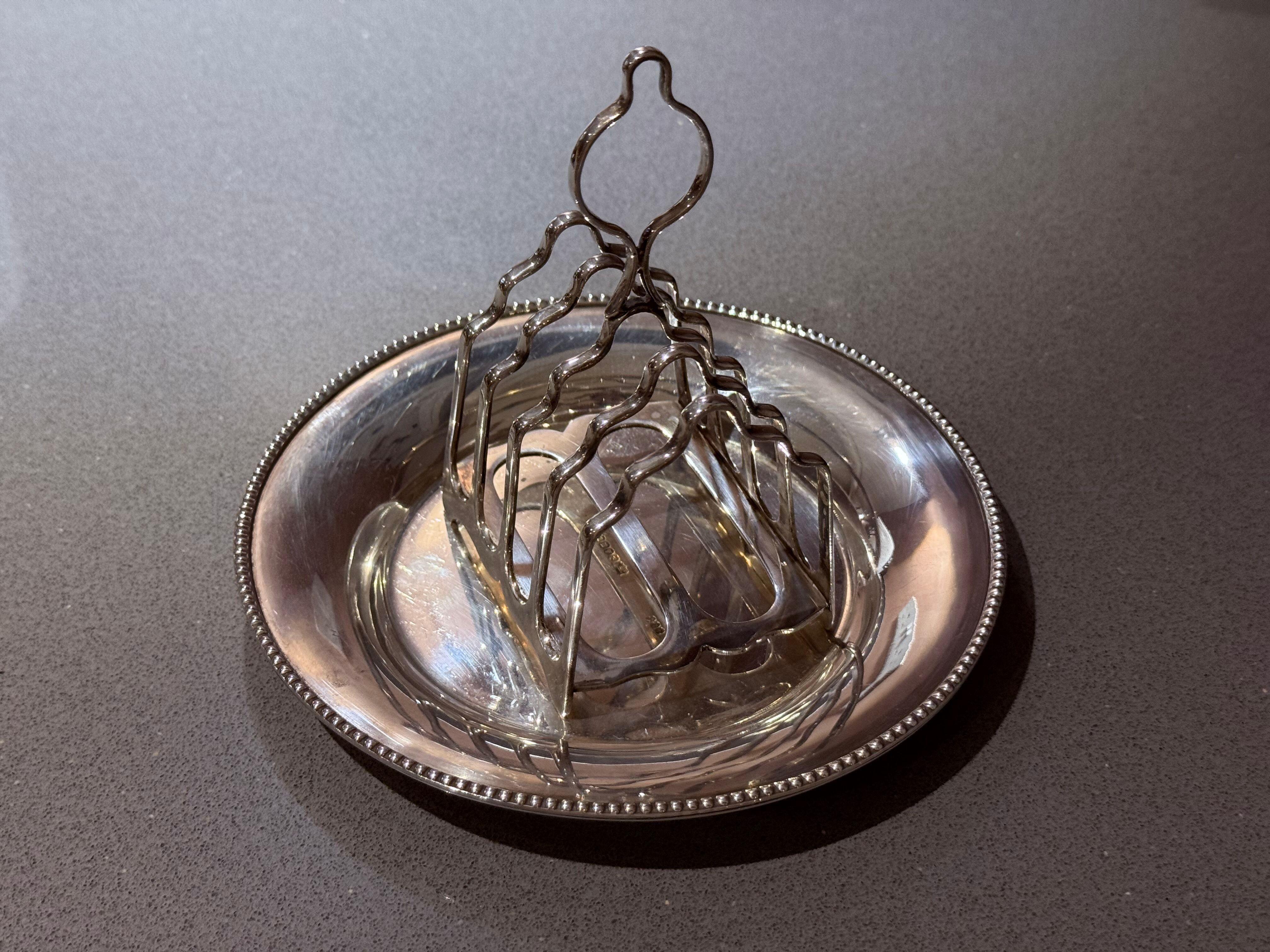 Art Deco Silver-Plated Toast Rack with Matching Tray, Vintage English Breakfast In Excellent Condition For Sale In Wembley, GB