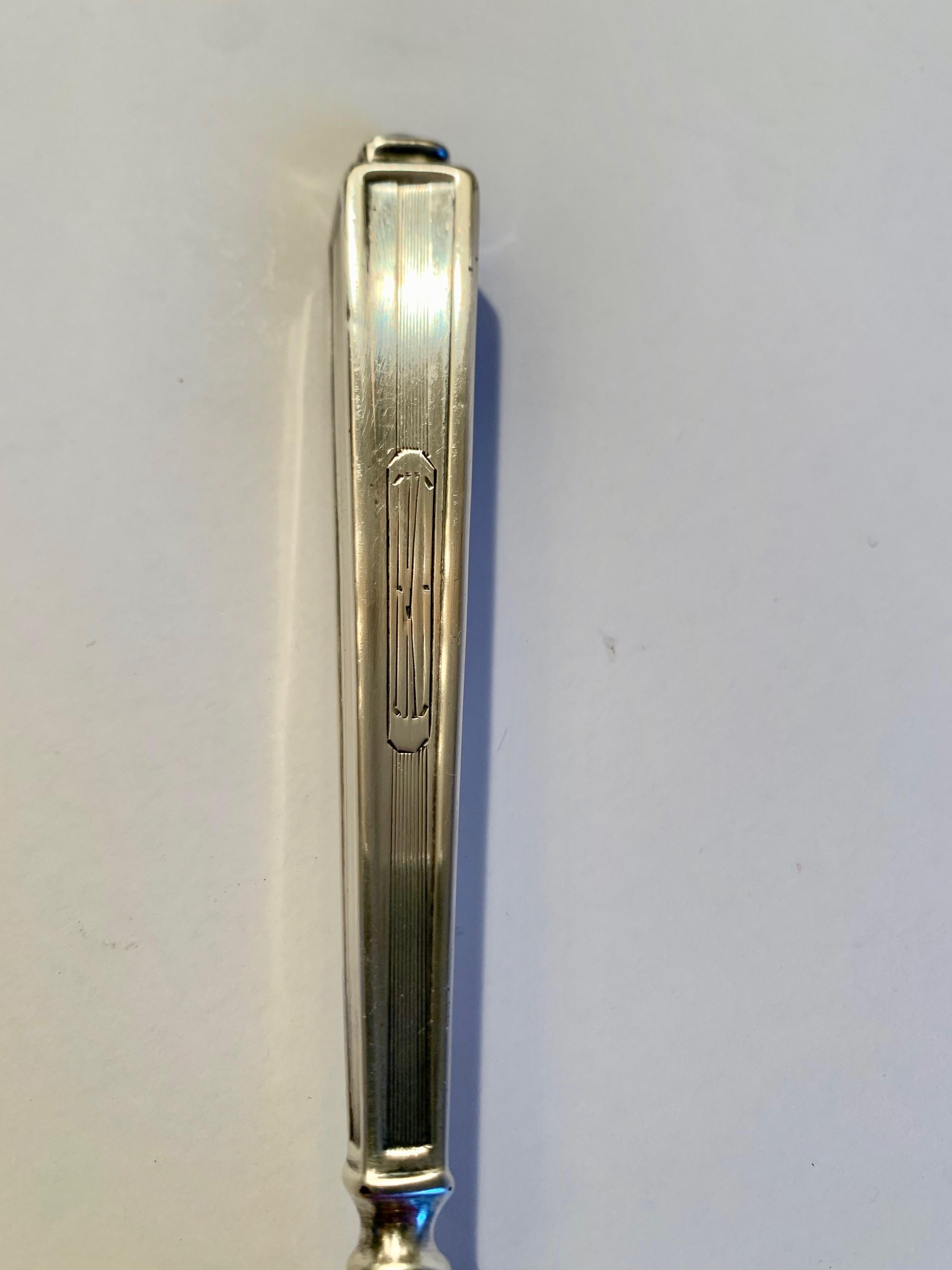 Art Deco shoe horn. The handle is sterling (not stamped). The horn portion of the shoe horn is silver plate.
A handsome piece for the dressing table or closet - unisex and in very good vintage condition