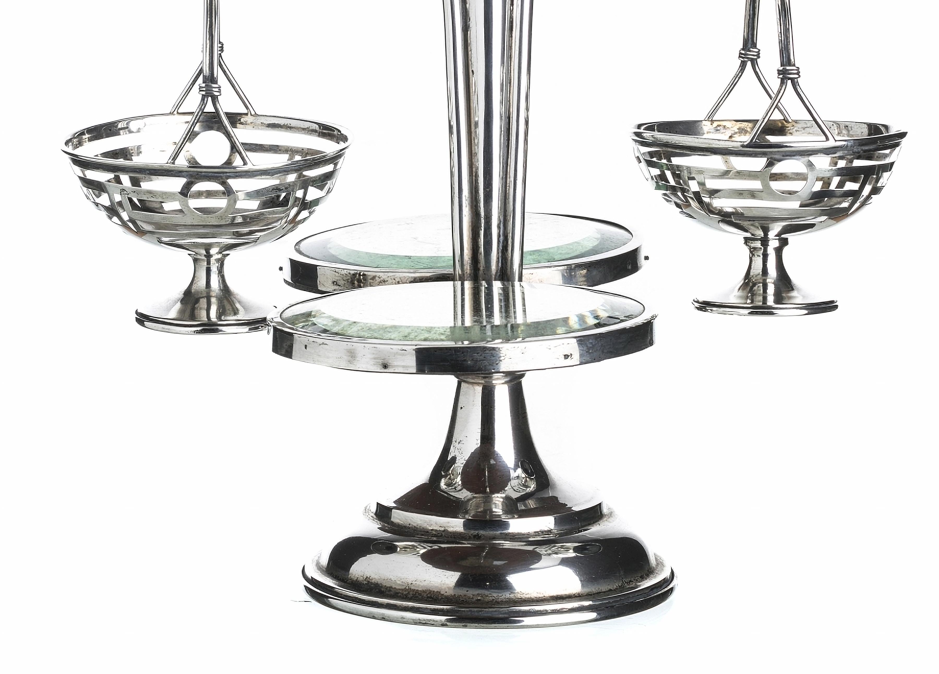 ART DECO SILVER TABLE CENTER
In silver with relief and pierced decoration with central body with two removable baskets and two bases with mirrors, 'boar II' contrast, 833 thousandths dated 1887-1937. Signs of use. Total weight approx.: 1030.4 gr.
