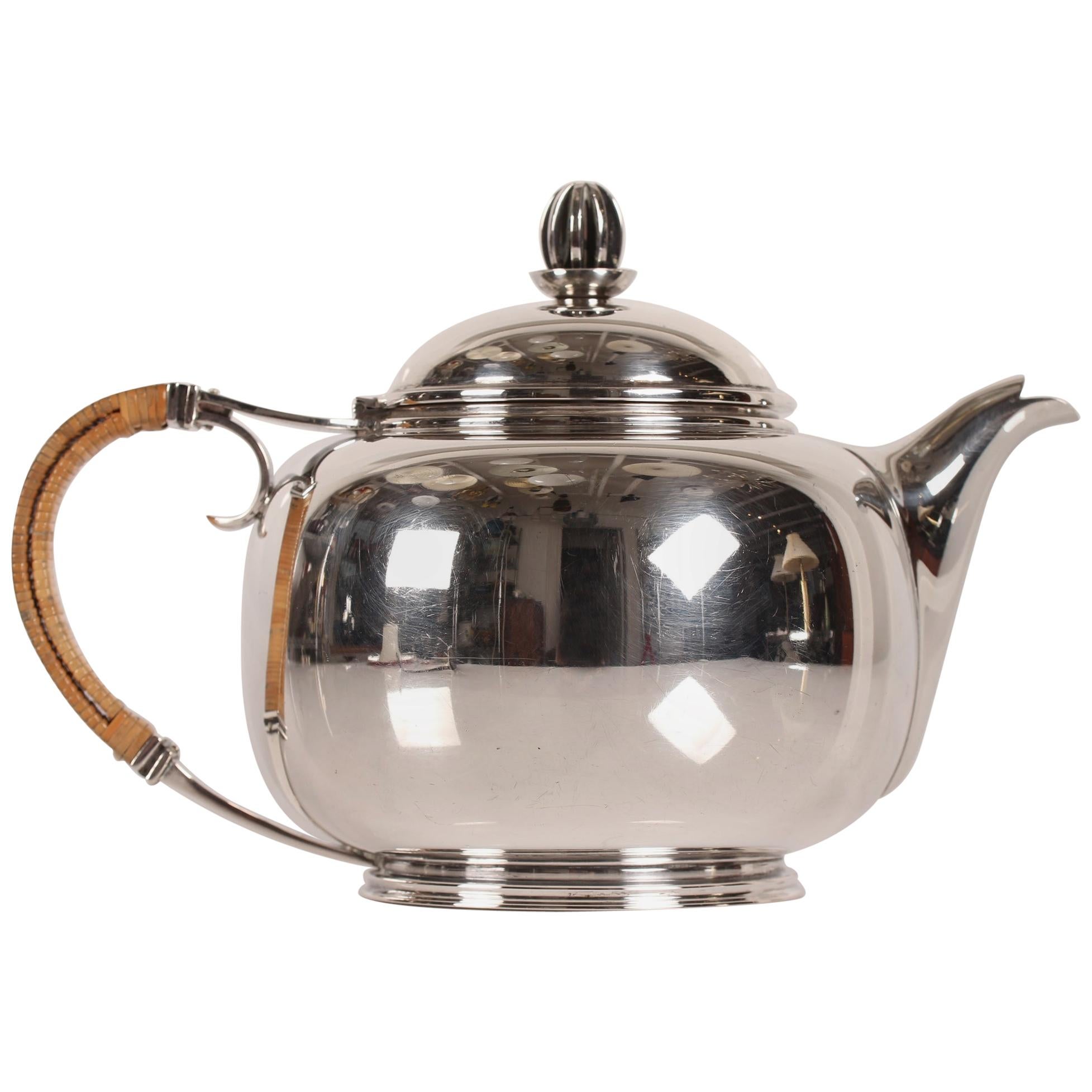 Tetera Art Decó de plata 830s con asa de paja Fabricada por Cohr Silver, Dinamarca, 1939