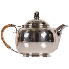 Tetera Art Decó de plata 830s con asa de paja Fabricada por Cohr Silver, Dinamarca, 1939