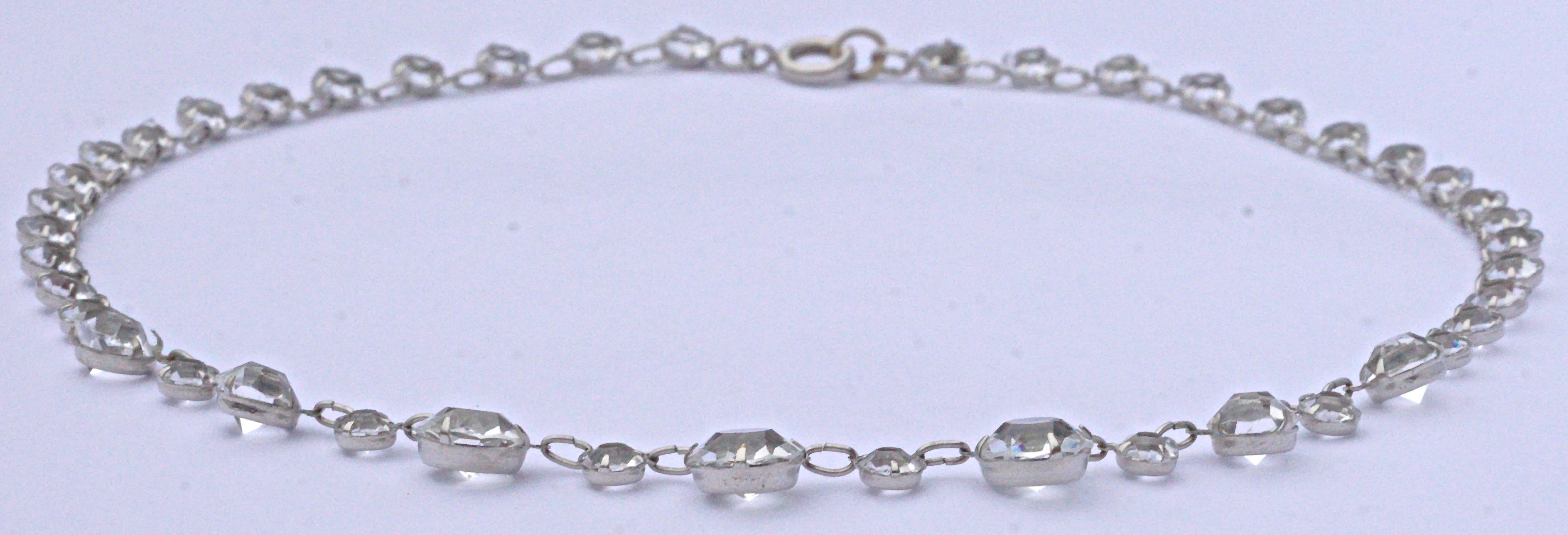 Art Deco Silberfarbene und durchsichtige Kristall-Halskette mit offenem Rücken (Art déco) im Angebot