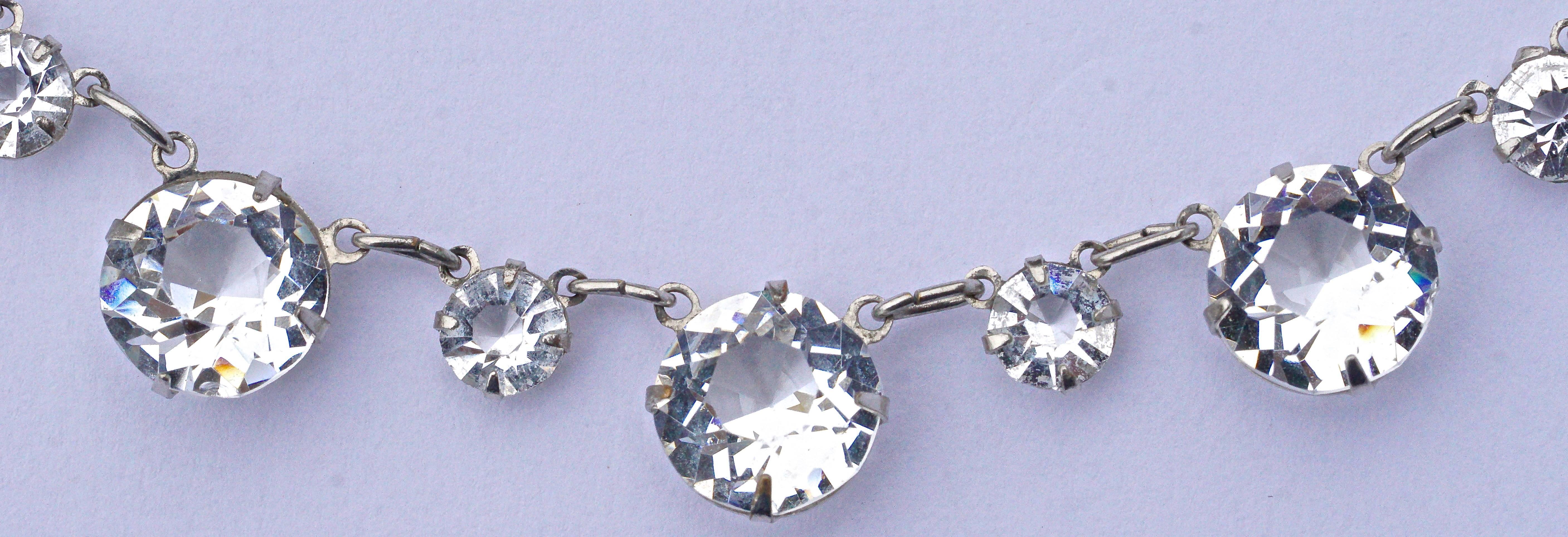 Art Deco Silberfarbene und durchsichtige Kristall-Halskette mit offenem Rücken im Zustand „Gut“ im Angebot in London, GB