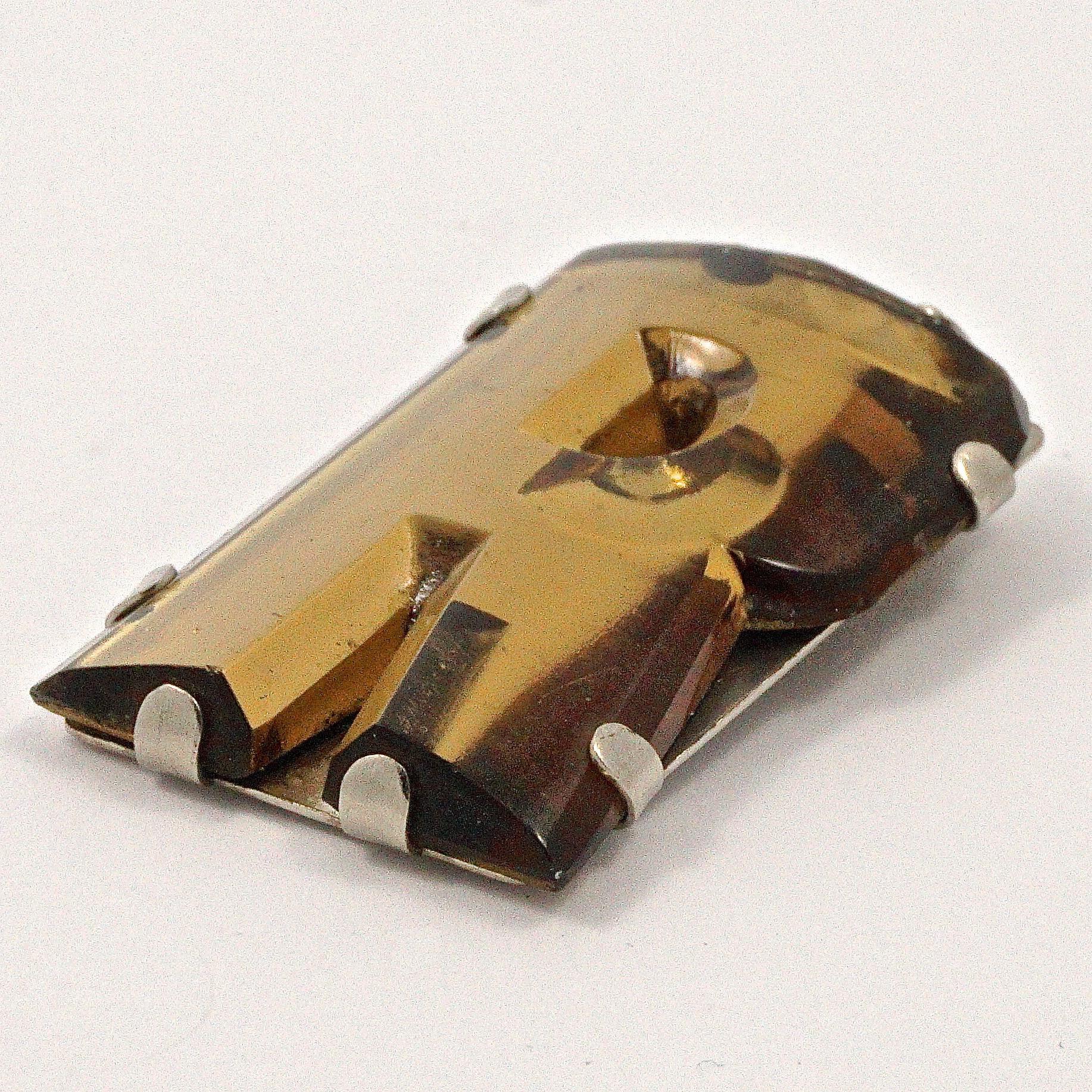 Art Deco peach glass mirrored initial R dress clip in a silver tone setting. The top is faceted. Measuring length 3.9cm / 1.53 inches by maximum width 2.3cm / .9 inch.  The dress clip is in very good condition, there are some chips, and the back is