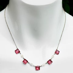 Chaîne collier Art déco de couleur argent avec cristaux carrés en verre rose rouge