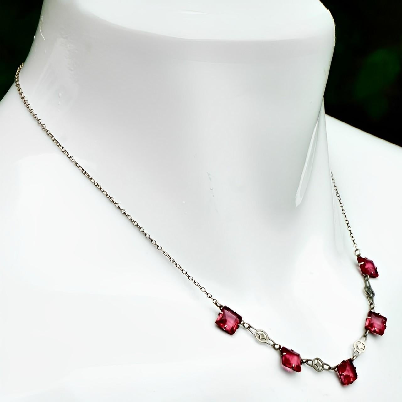Art Deco Silver Tone Chain Necklace with Square Rouge Pink Glass Crystals In Good Condition For Sale In London, GB