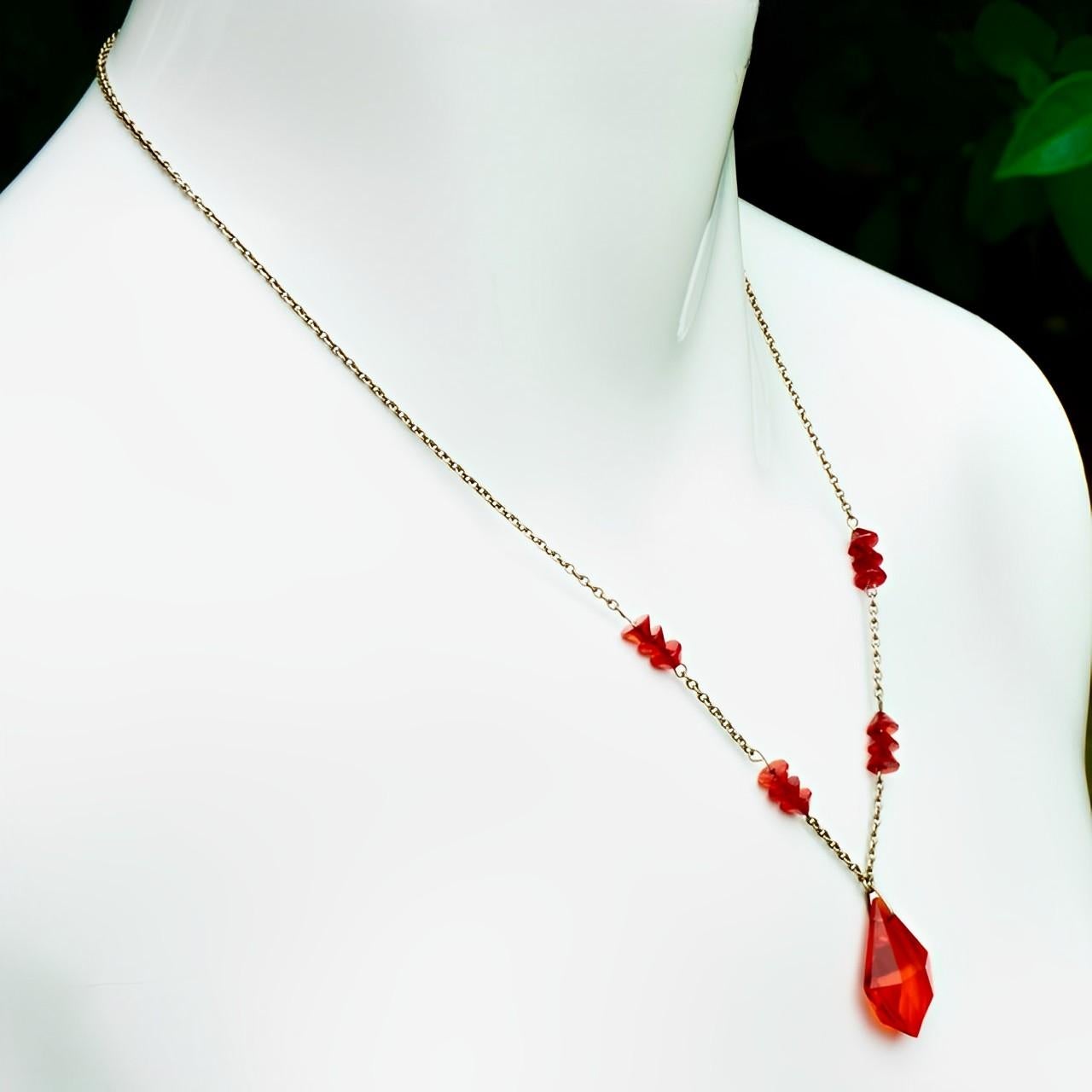 Silberfarbene Art-Déco-Halskette mit tropfenförmigem Anhänger und roten Glaskristallen für Damen oder Herren im Angebot