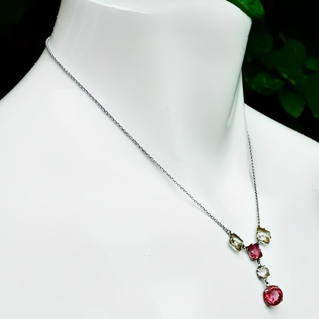 Silberfarbene Art-Déco-Halskette mit tropfenförmigem Anhänger und klaren Glaskristallen in Rot und Rosa im Zustand „Gut“ im Angebot in London, GB