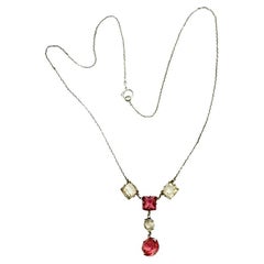 Silberfarbene Art-Déco-Halskette mit tropfenförmigem Anhänger und klaren Glaskristallen in Rot und Rosa
