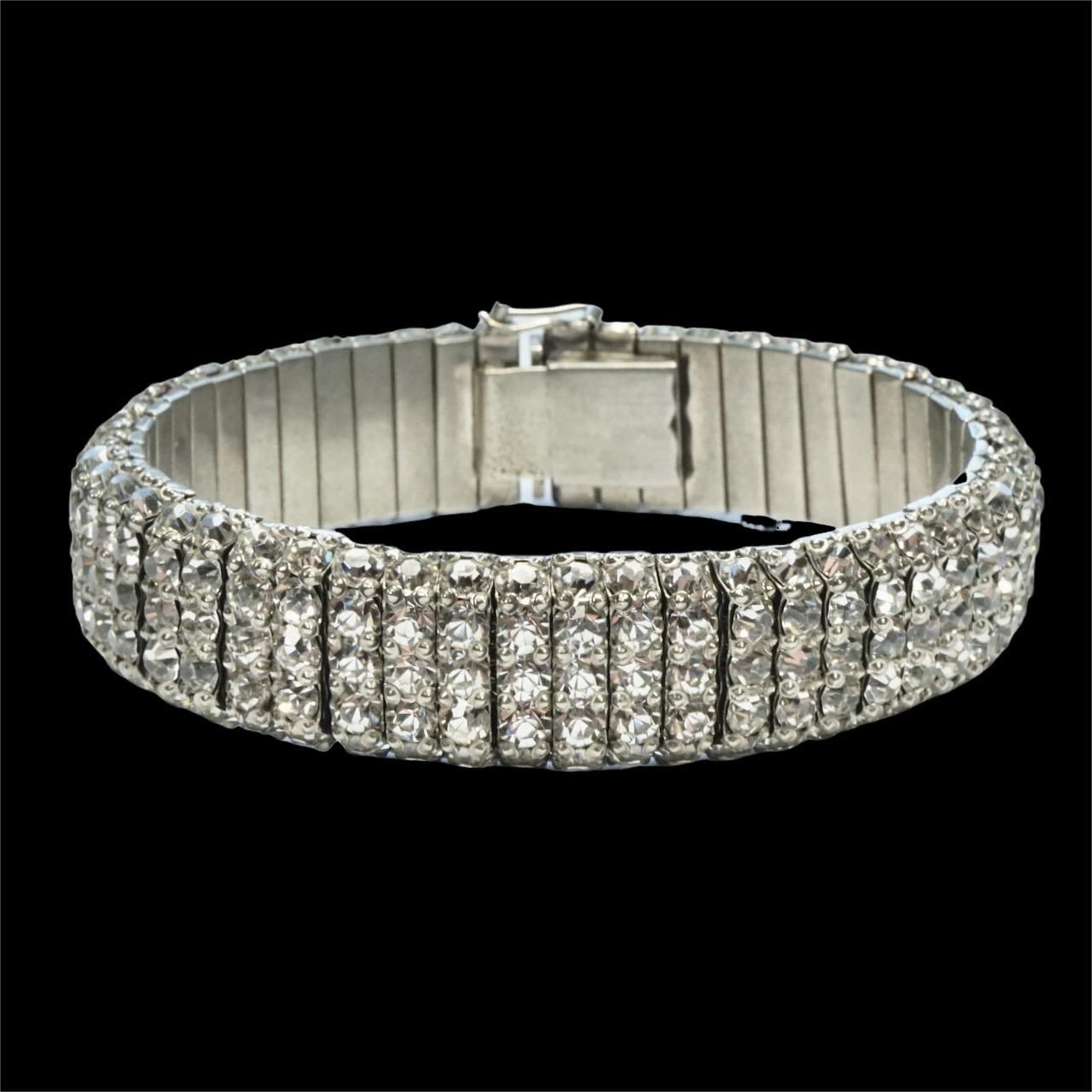 Bracciale Art Deco in tonalità argento con cinque file di strass incastonati A Link in vendita 3
