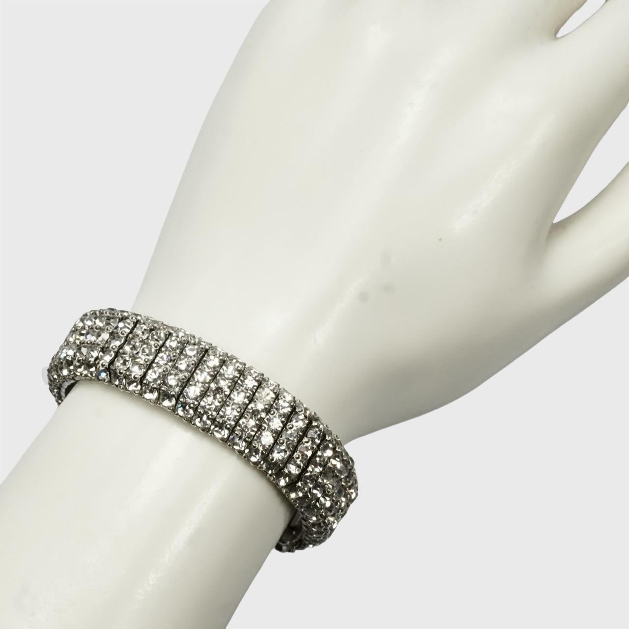 Bracciale Art Deco in tonalità argento con cinque file di strass incastonati A Link in vendita 1