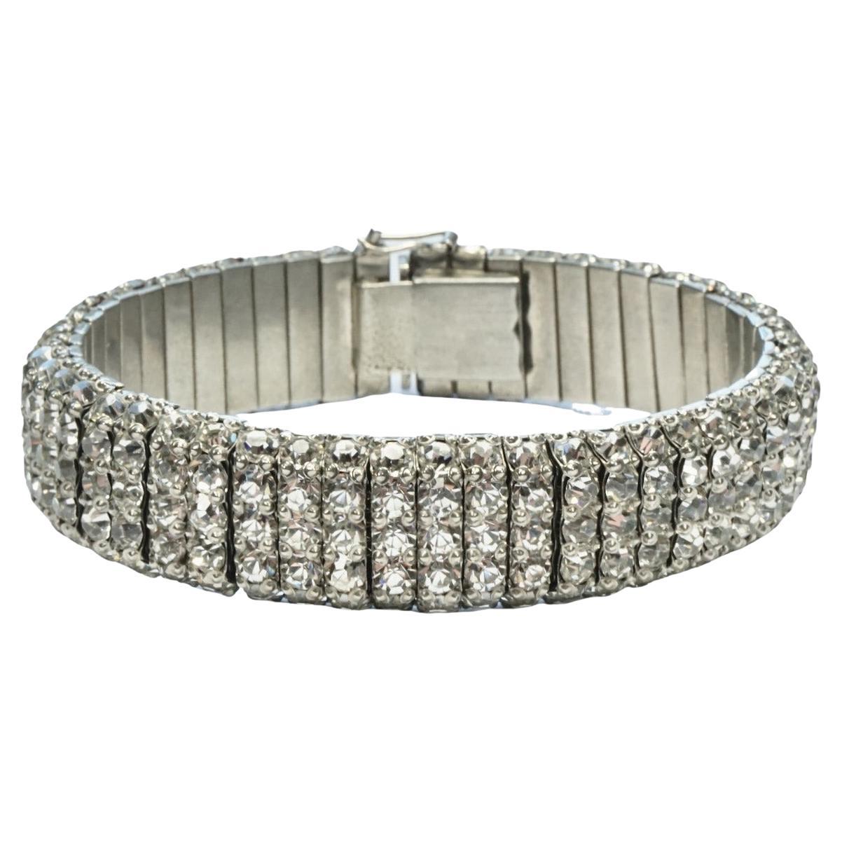 Bracciale Art Deco in tonalità argento con cinque file di strass incastonati A Link in vendita