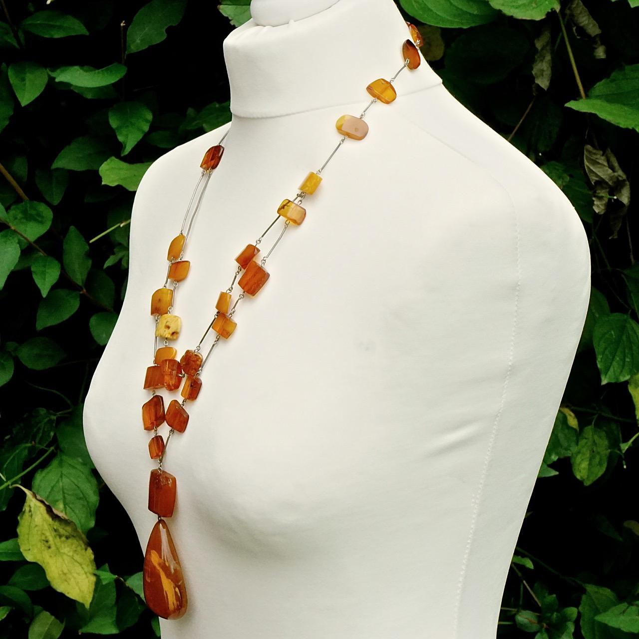Collier à double rang de maillons en perles d'ambre polies de couleur argent, fait à la main, grande taille Bon état - En vente à London, GB
