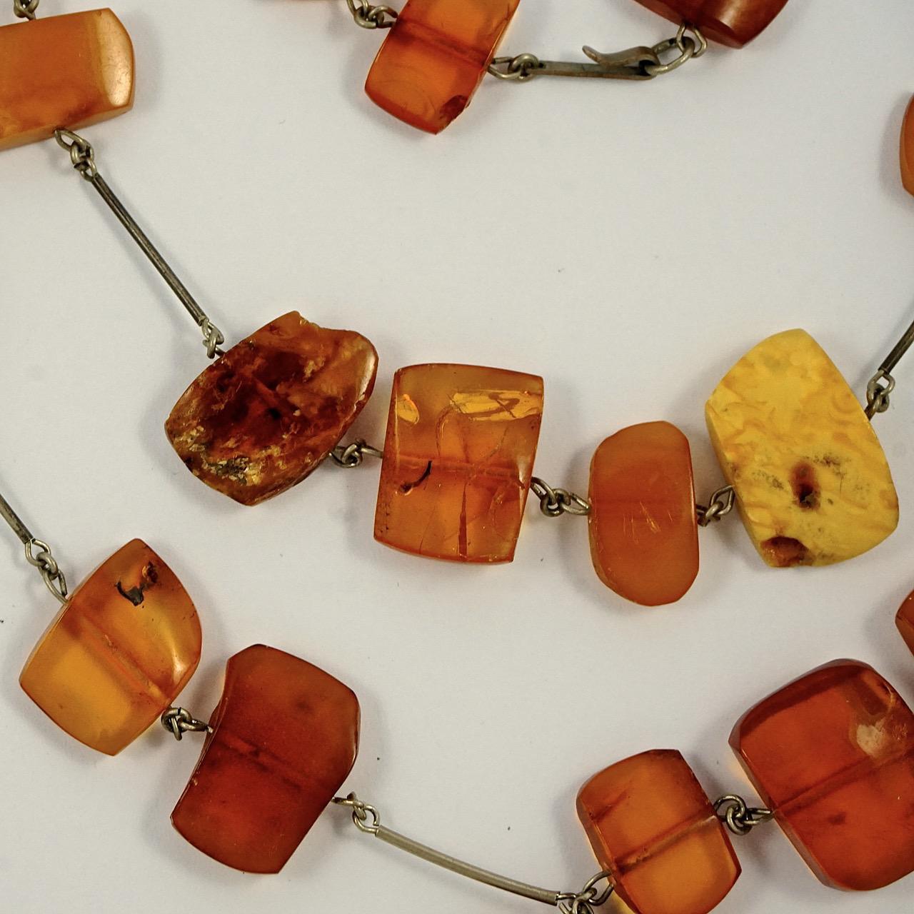 Collier à double rang de maillons en perles d'ambre polies de couleur argent, fait à la main, grande taille Unisexe en vente