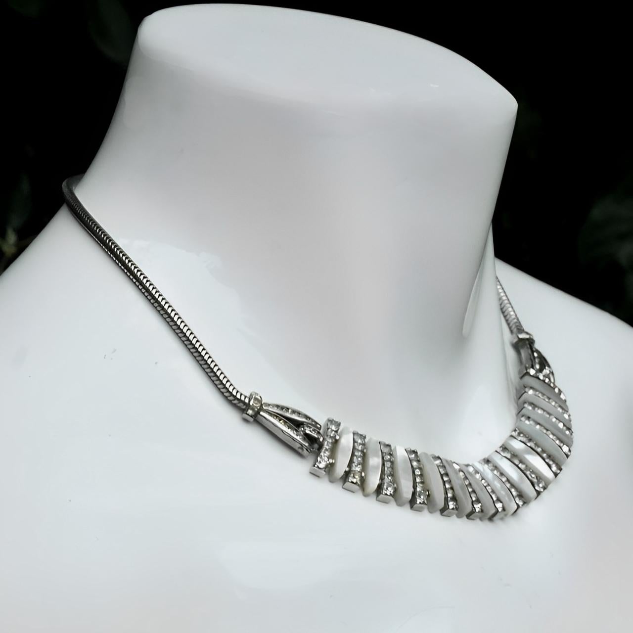 Art Deco Silver Tone Mother of Pearl and Rhinestone Necklace circa 1930s In Good Condition For Sale In London, GB