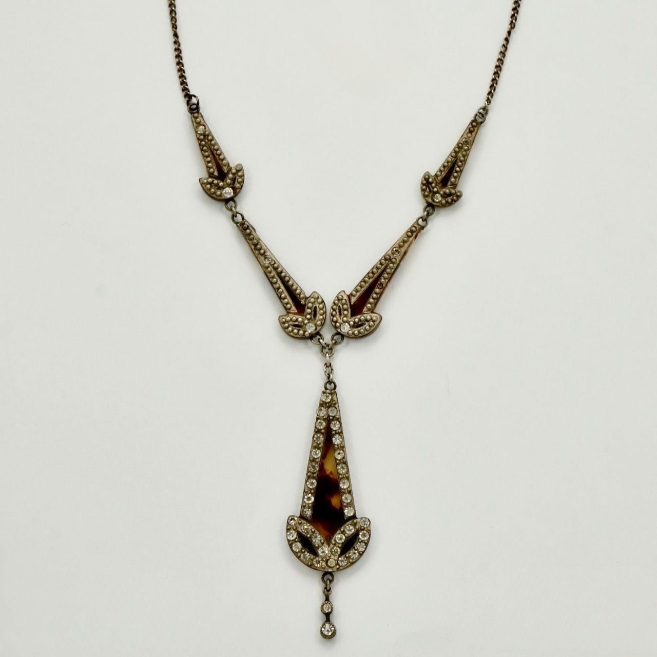 Beautiful Art Deco silver tone and faux tortoiseshell necklace, set with a small dome and rhinestone design (there are three domes missing), and featuring a lovely drop set with rhinestones. Measuring necklace length 47 cm / 18.5 inches, and the