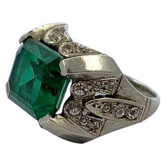 Art Deco Silver Ring with an Emerald Green Paste Stone circa 1930s 