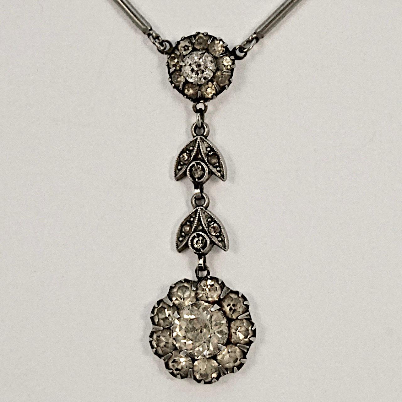 Art Deco silver tone rod design necklace,  with a lovely paste drop pendant. Measuring length 43.2 cm / 17 inches, and the paste drop is length 4.1 cm / 1.6 inches.

This is a beautiful paste drop necklace from the Art Deco era.