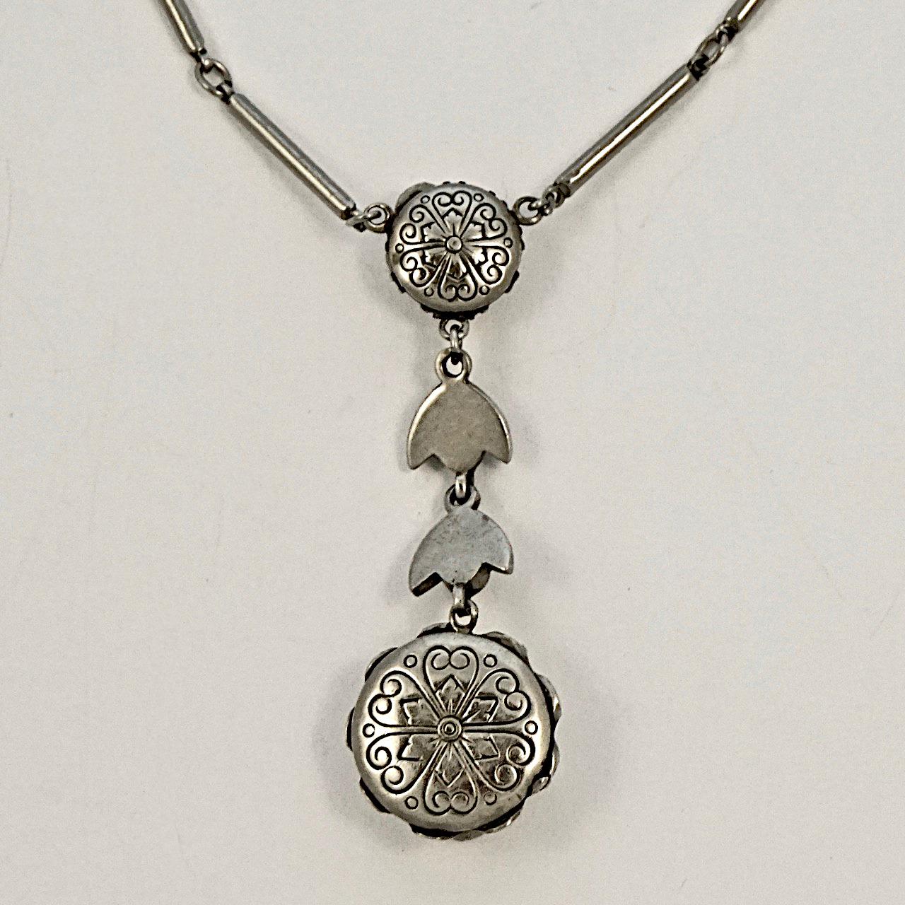 Collana Art Deco con design a bastoncino in tonalità argento e ciondolo a goccia in pasta In condizioni buone in vendita a London, GB
