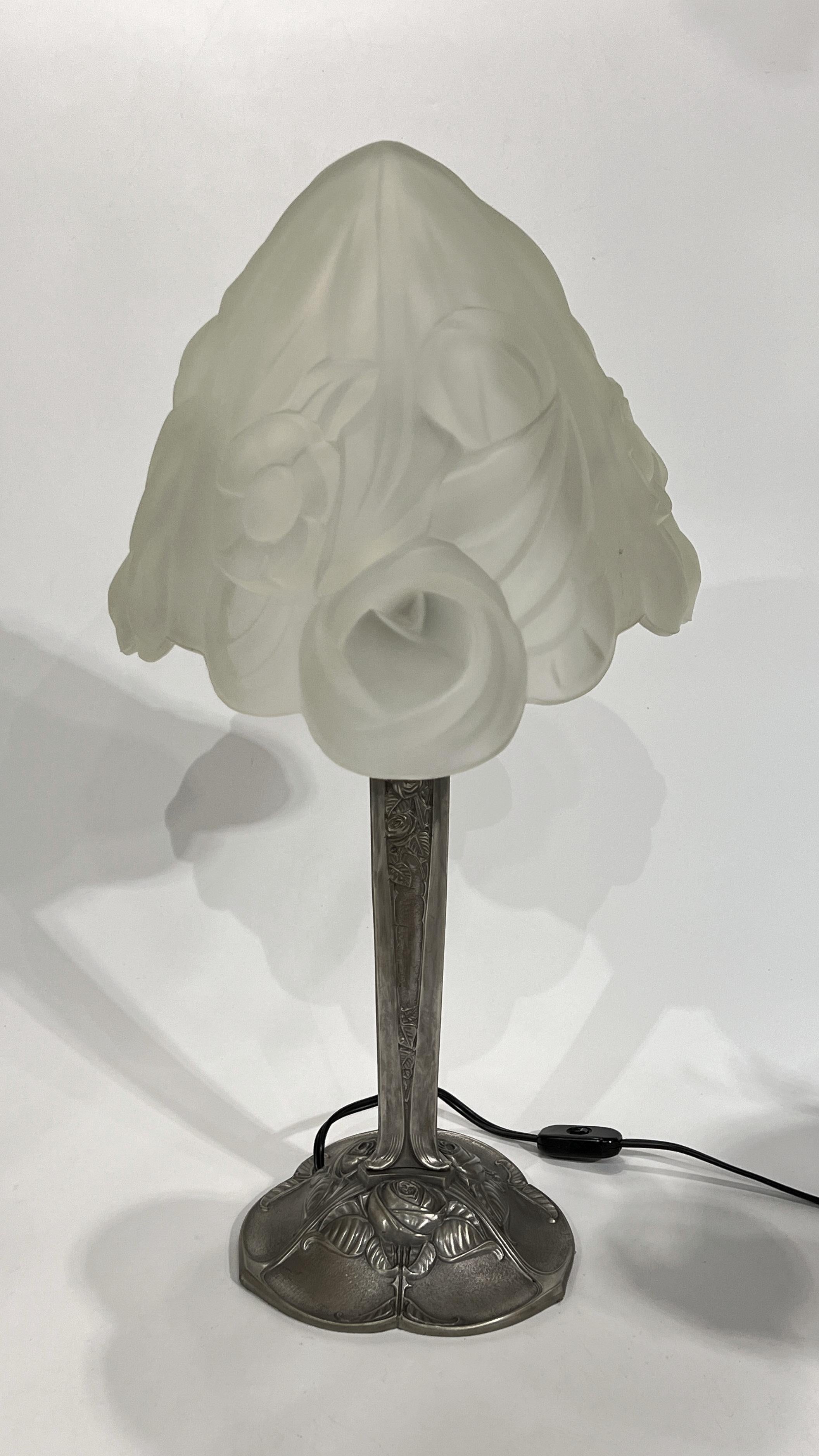 Art Deco Silvered Bronze and Frosted Glass Table Lamp For Sale 7