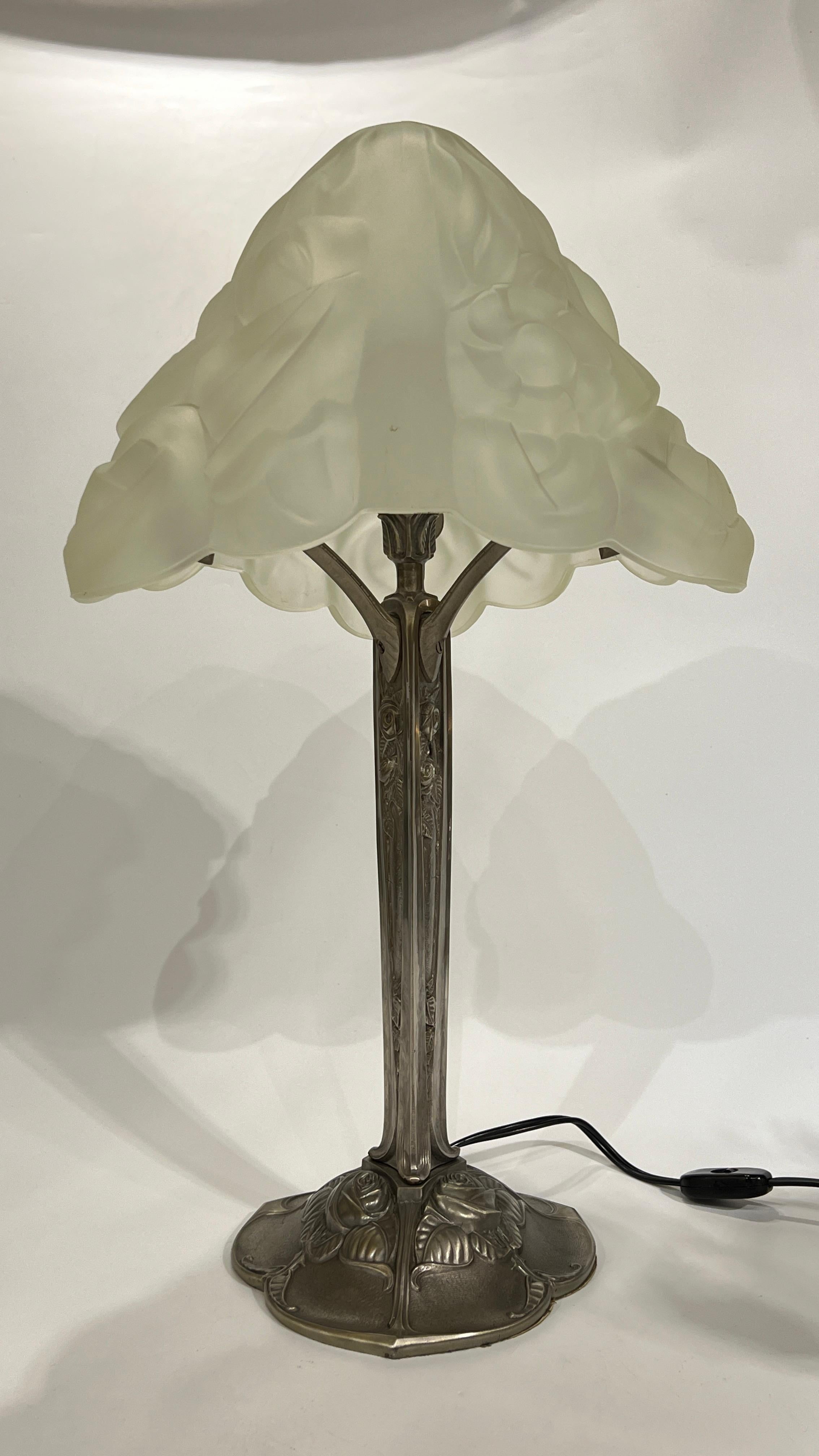 Art Deco Silvered Bronze and Frosted Glass Table Lamp For Sale 1