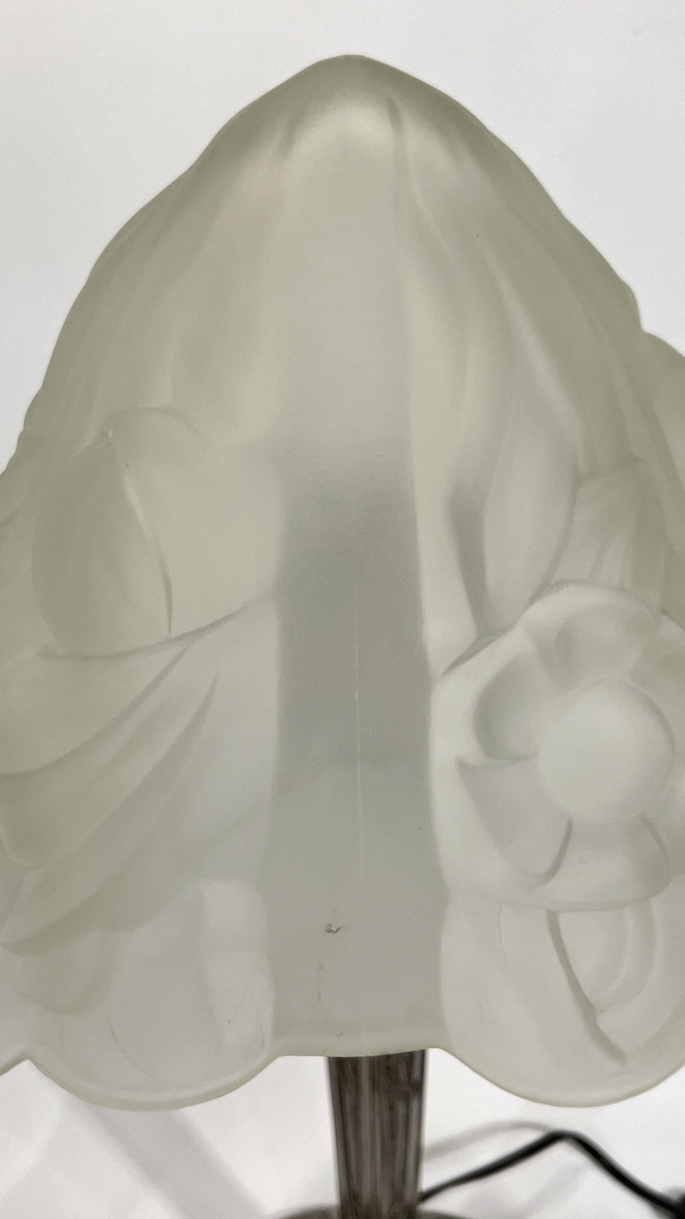 Art Deco Silvered Bronze and Frosted Glass Table Lamp For Sale 4
