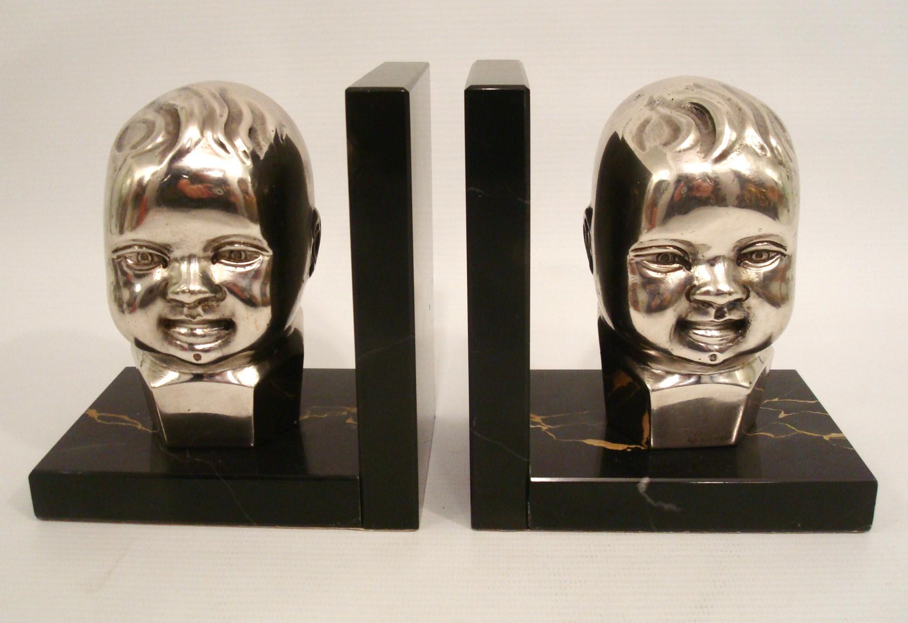 Art Deco Silvered Bronze Baby Bust Bookends. 1920´s
Pair Silvered  Bronze Baby Sculptures Busts, Laughing.
Bronze bust of a child Bookends, mounted over black and gold marble bases. Signed Argentine Industry.