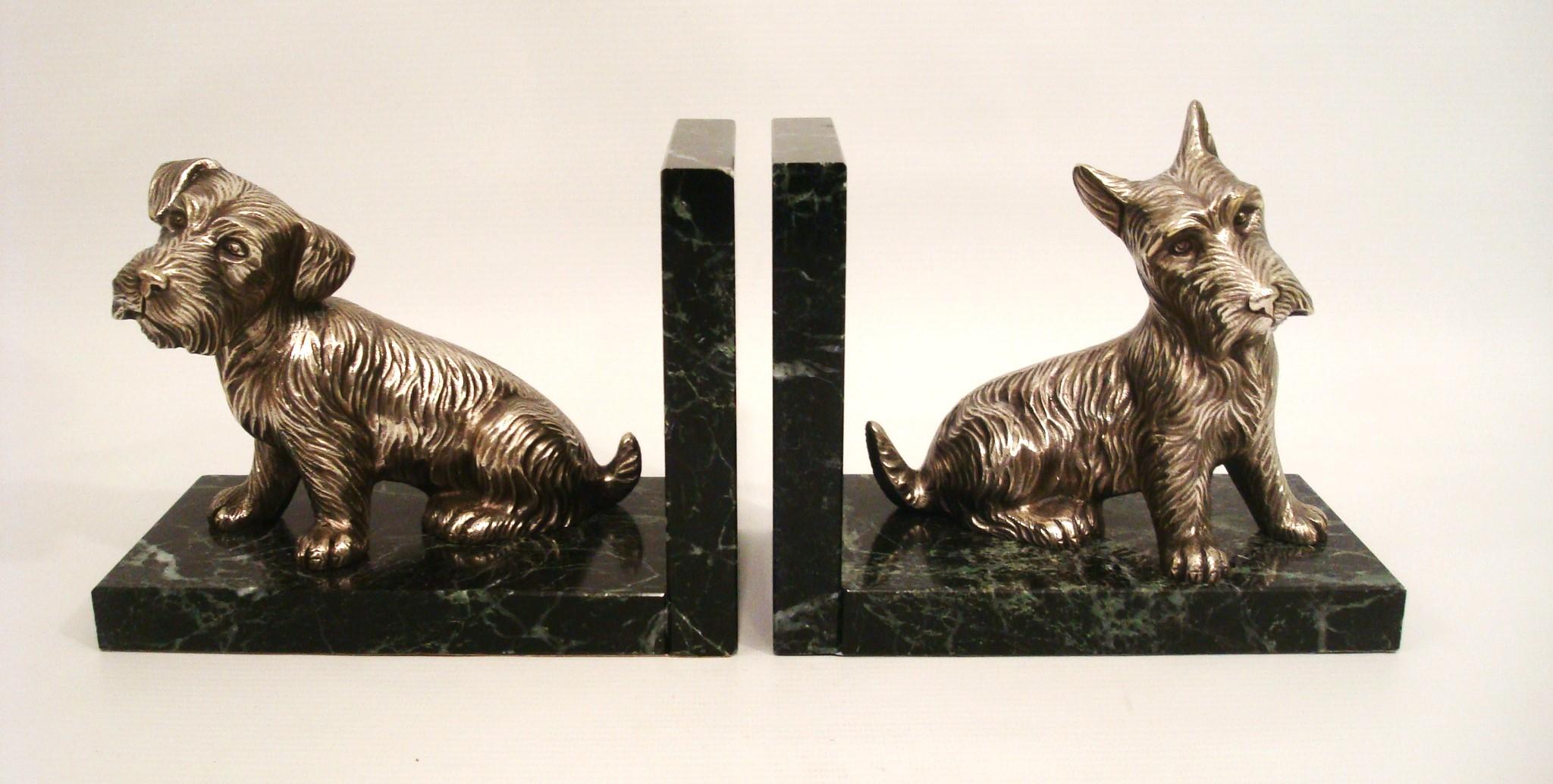 Dies ist ein Satz von Art Deco Buchstützen mit Scottish Terriers. Der Scottie ist sehr detailliert und die versilberte Bronzepatina ist großartig. Der Sockel besteht aus einem dunkelgrünen Marmor, der die Hunde besonders gut zur Geltung