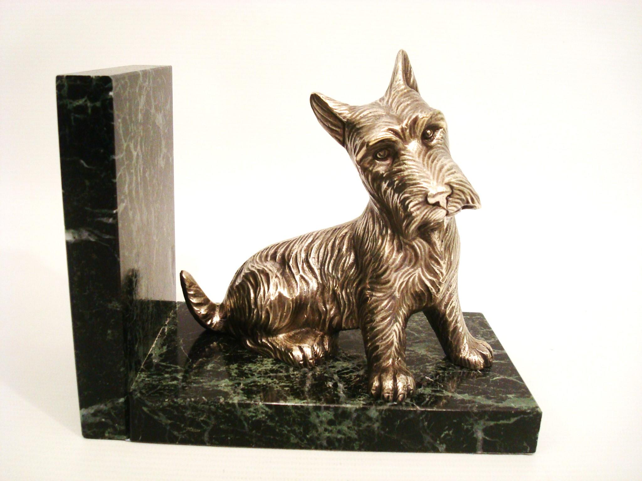 Argenté Serre-livres Art Déco en bronze argenté représentant des terriers écossais en vente