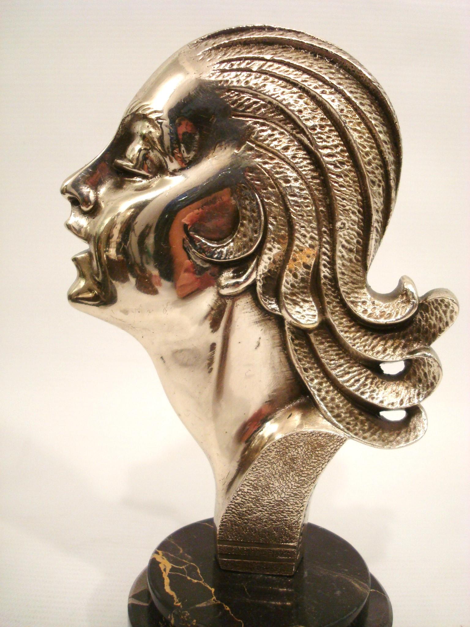 Escultura Art Decó de busto de mujer en bronce plateado / Francia, 1930 Francés en venta