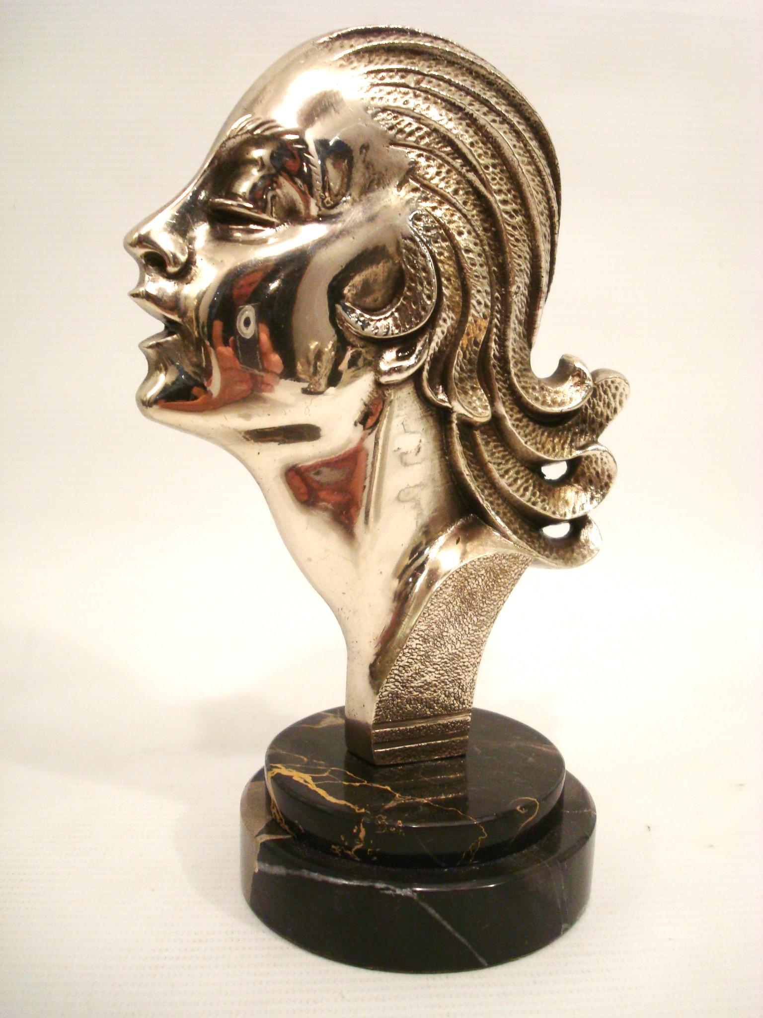 Escultura Art Decó de busto de mujer en bronce plateado / Francia, 1930 en Bueno estado para la venta en Buenos Aires, Olivos
