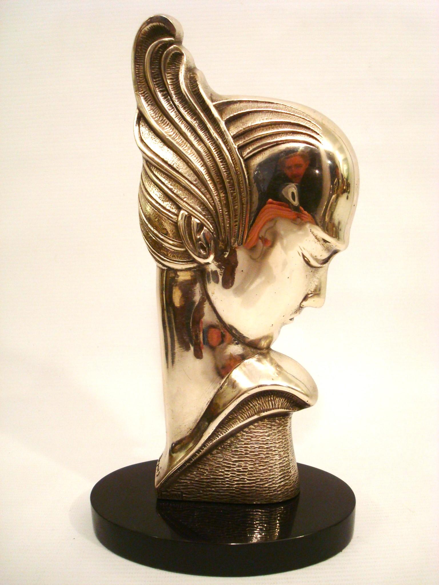 Escultura Art Decó de busto de mujer en bronce plateado / Francia, 1930 Bronce en venta
