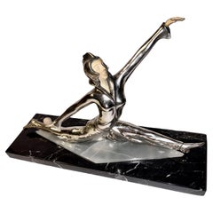 Art Decó Bailarina de bronce plateado con bola sobre mármol