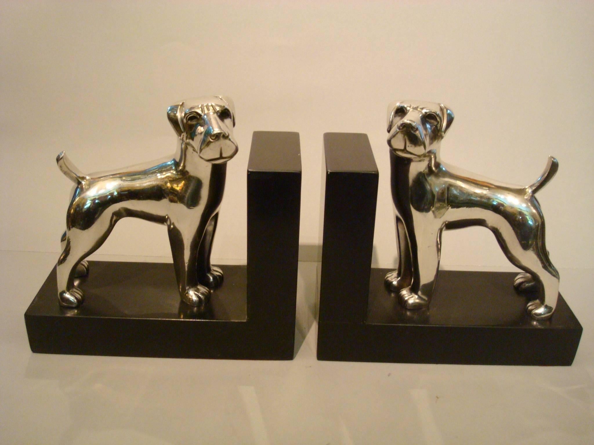 Art Deco Buchstützen. Eine stilvolle versilberte Bronzefigur eines Hundes von Ravas. Die Rasse des Hundes sieht aus wie ein Airedale Terrier, aber ich bin mir nicht 100 Prozent sicher.
Jeder Hund ist signiert und nummeriert, einer 21 und der andere