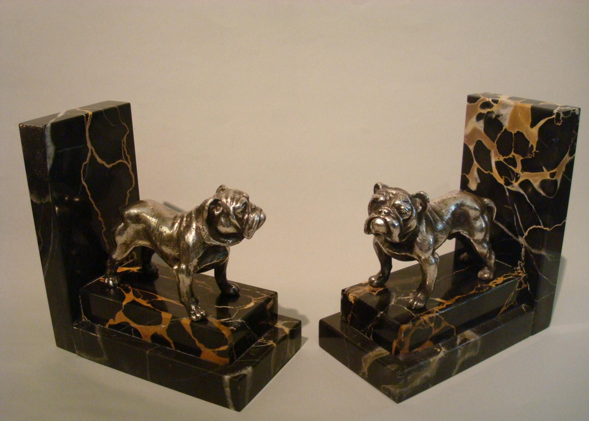 Art Deco silvered bronze English bulldog bookends.
20th century dogs sculptures.
Mounted over black and golden Italian portoro marble.
France, 1920s.