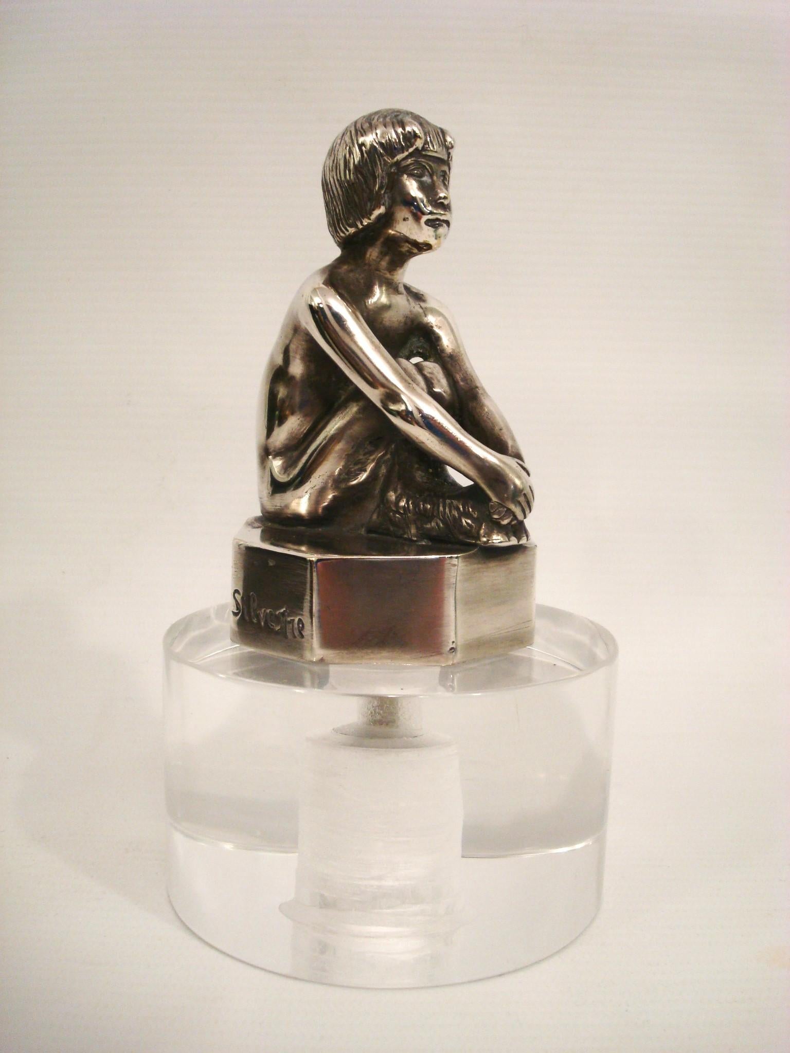 Seltene Art Deco versilberte Bronzestatuette eines sitzenden Faun-Jungen. Auto-Maskottchen Kühlerfigur. Figur montiert über einer  Basis. Perfekt für den Schreibtisch.
Signiert 