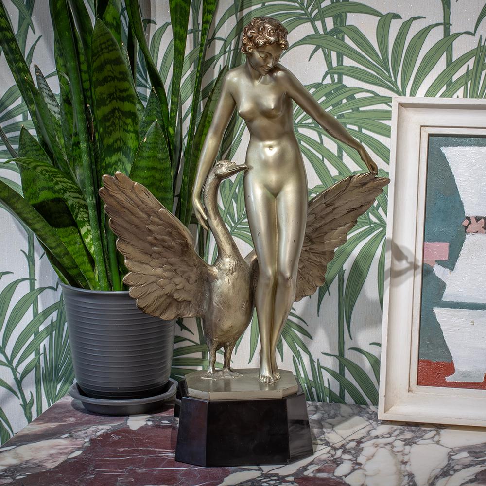 BRONZE ARGENTÉ 

Dans notre collection de sculptures, nous avons le plaisir de vous proposer ce rare exemple de figure en bronze Art déco de Paul Philippe. La figure, magnifiquement posée sur une base géométrique en marbre noir, représente Léda et