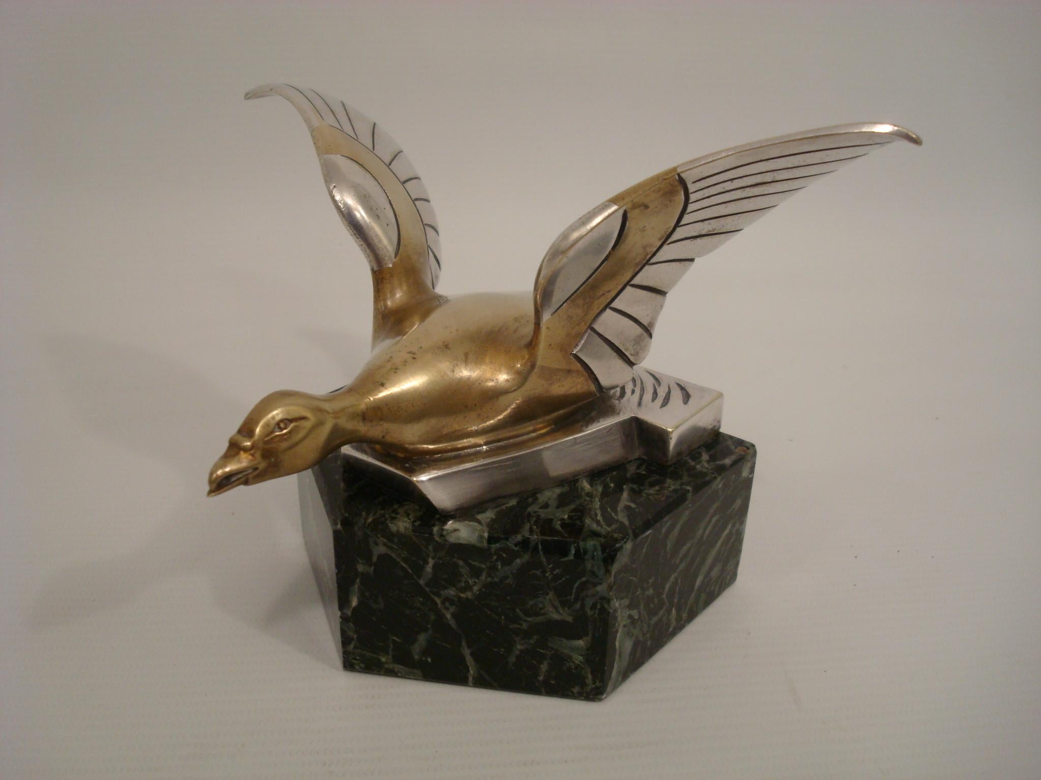 Sculpture / presse-papier en bronze argenté Art Déco représentant une oie volante. The S.S France en vente 2